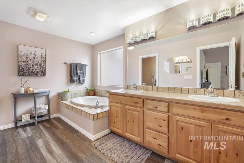 2750 W Joshua, Twin Falls, Idaho 83301, 4 Bedrooms, 2 Bathrooms, Residential For Sale, Price $444,000,MLS 98962508