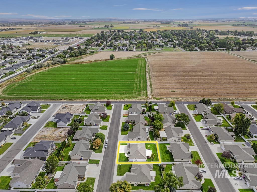 2750 W Joshua, Twin Falls, Idaho 83301, 4 Bedrooms, 2 Bathrooms, Residential For Sale, Price $444,000,MLS 98962508