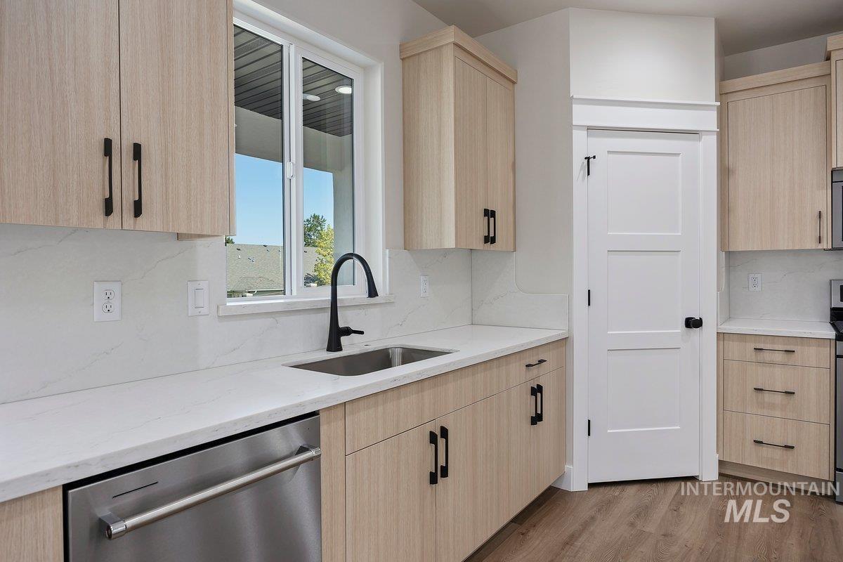 523 Canyon Falls Dr., Twin Falls, Idaho 83301, 3 Bedrooms, 2.5 Bathrooms, Residential For Sale, Price $545,000, 98962761