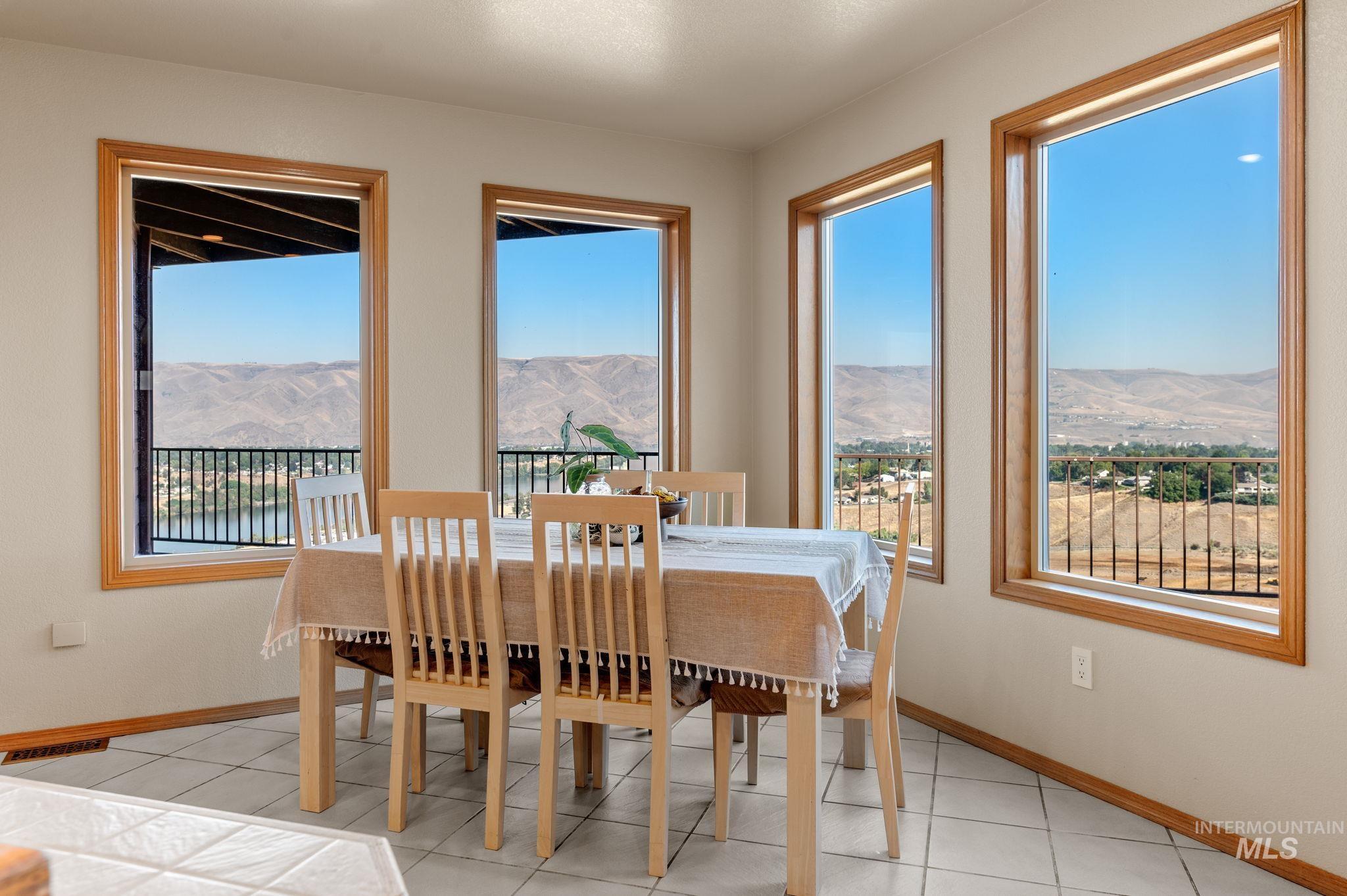 511 Crestline Circle Crt, Lewiston, Idaho 83501, 4 Bedrooms, 3.5 Bathrooms, Residential For Sale, Price $655,000,MLS 98962777