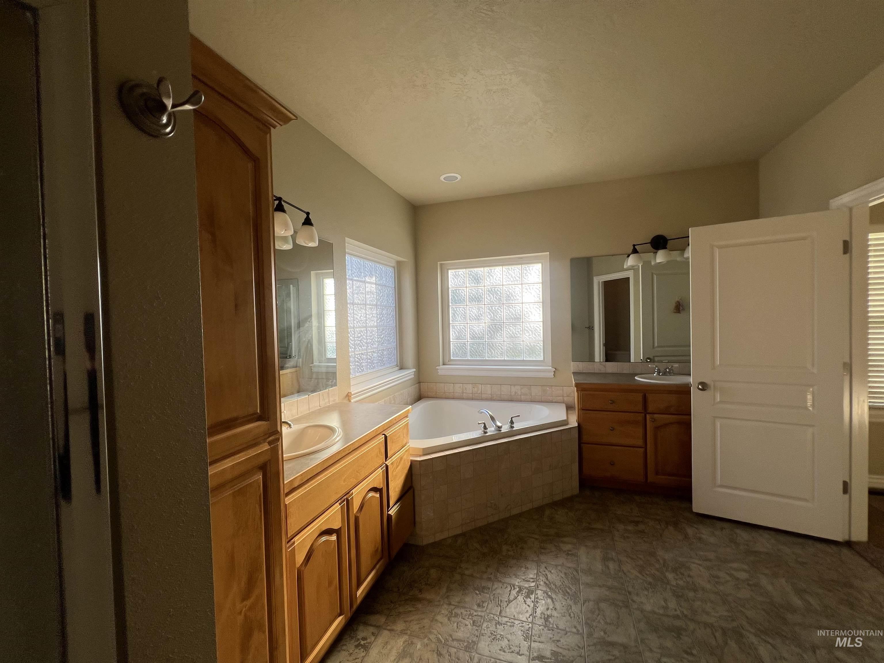 1442 Stonecrest Court, Twin Falls, Idaho 83301, 4 Bedrooms, 3 Bathrooms, Residential For Sale, Price $524,900,MLS 98962821