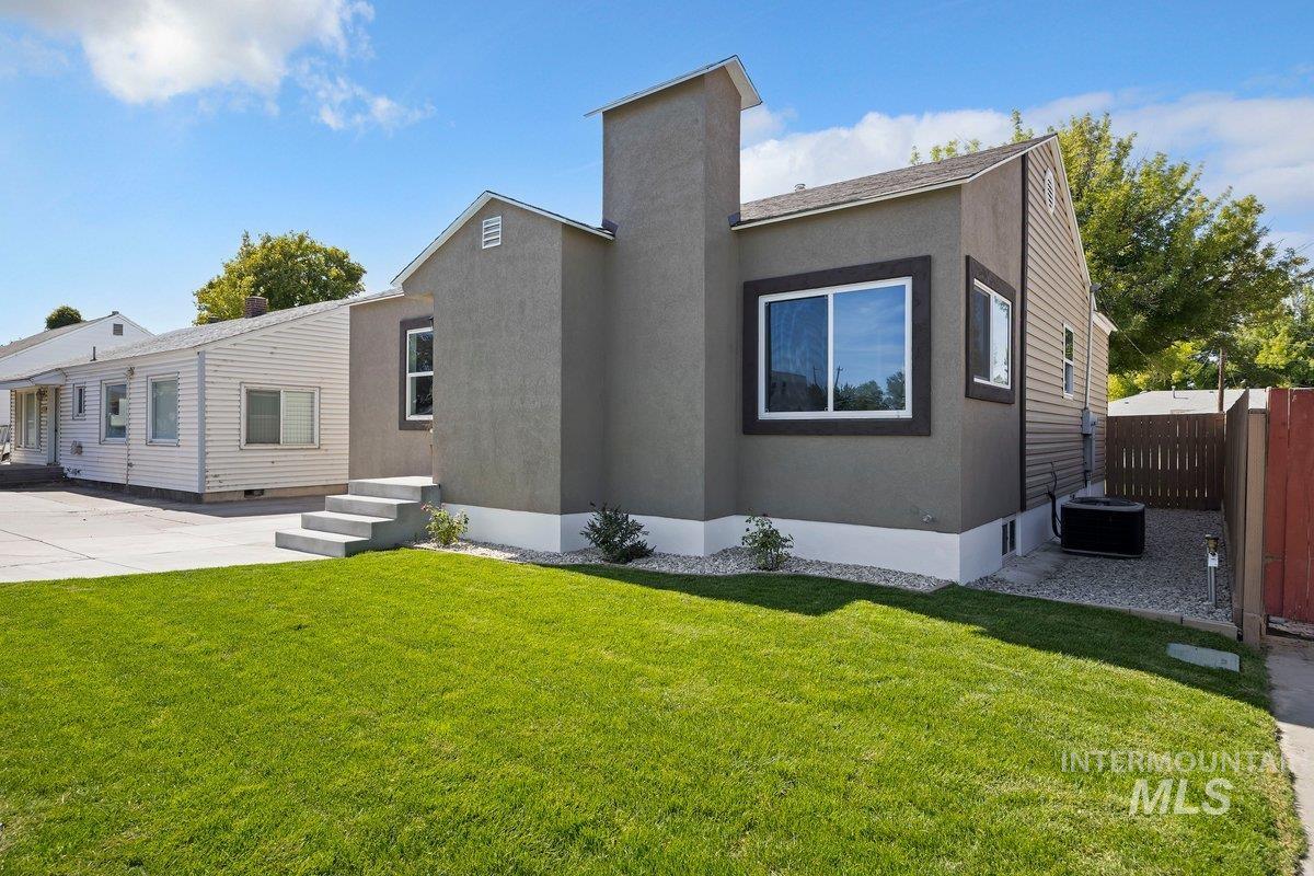 235 Washington St N, Twin Falls, Idaho 83301, 4 Bedrooms, 2 Bathrooms, Residential For Sale, Price $435,000,MLS 98962862
