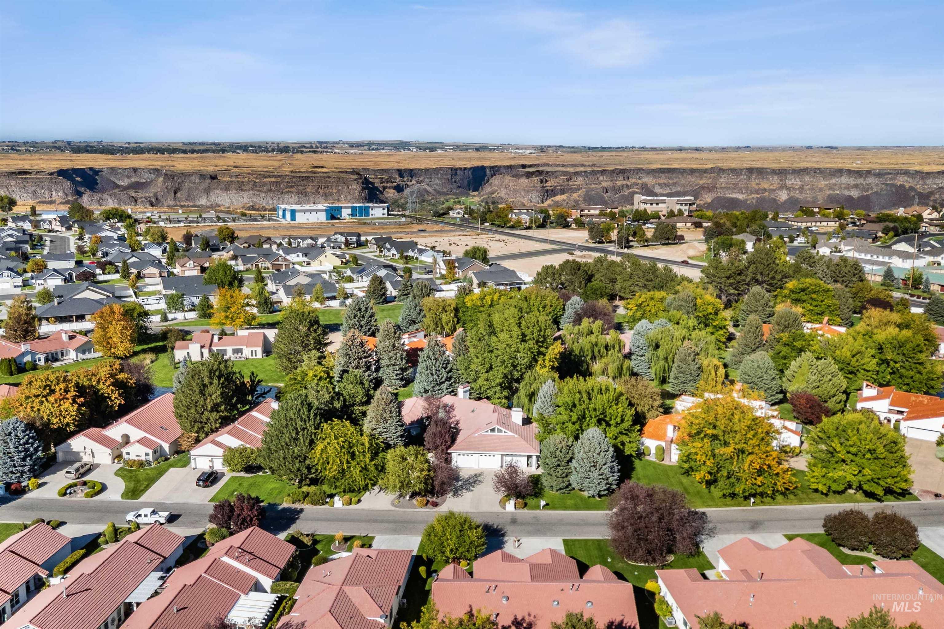 215 Los Lagos, Twin Falls, Idaho 83301, 3 Bedrooms, 2 Bathrooms, Residential For Sale, Price $382,000,MLS 98963043