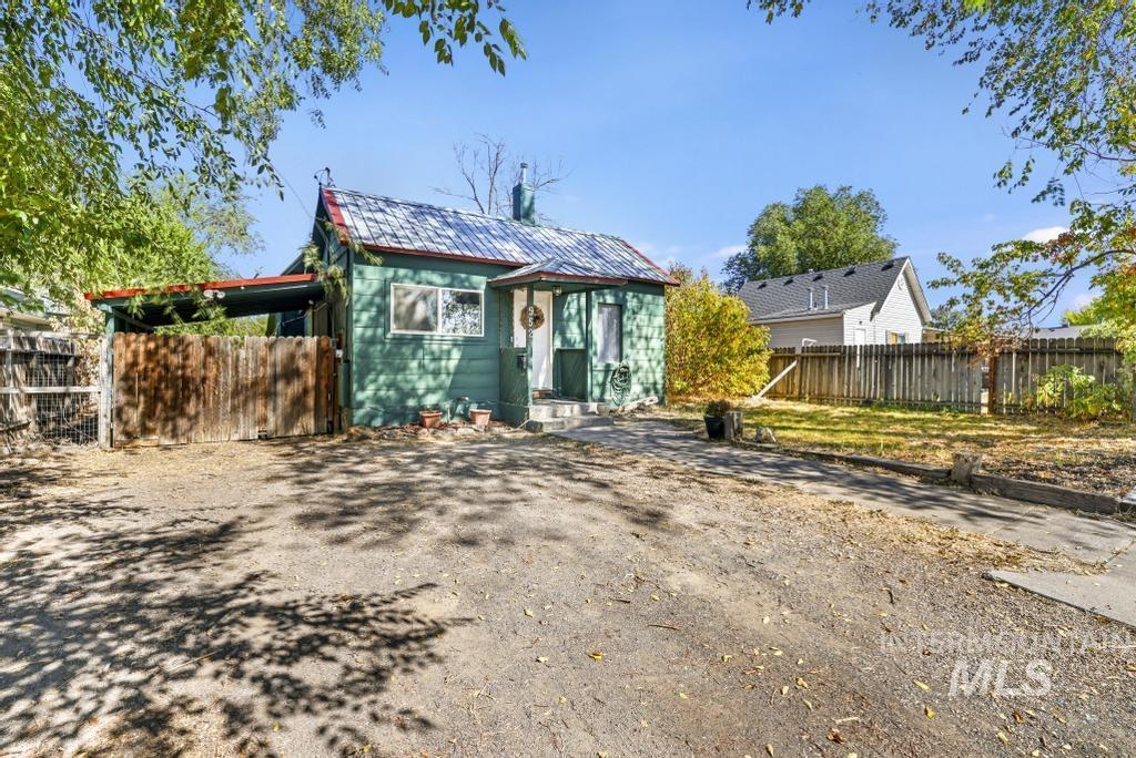 952 2nd Ave W, Twin Falls, Idaho 83301-5401, 3 Bedrooms, 1 Bathroom, Residential For Sale, Price $185,000,MLS 98963147