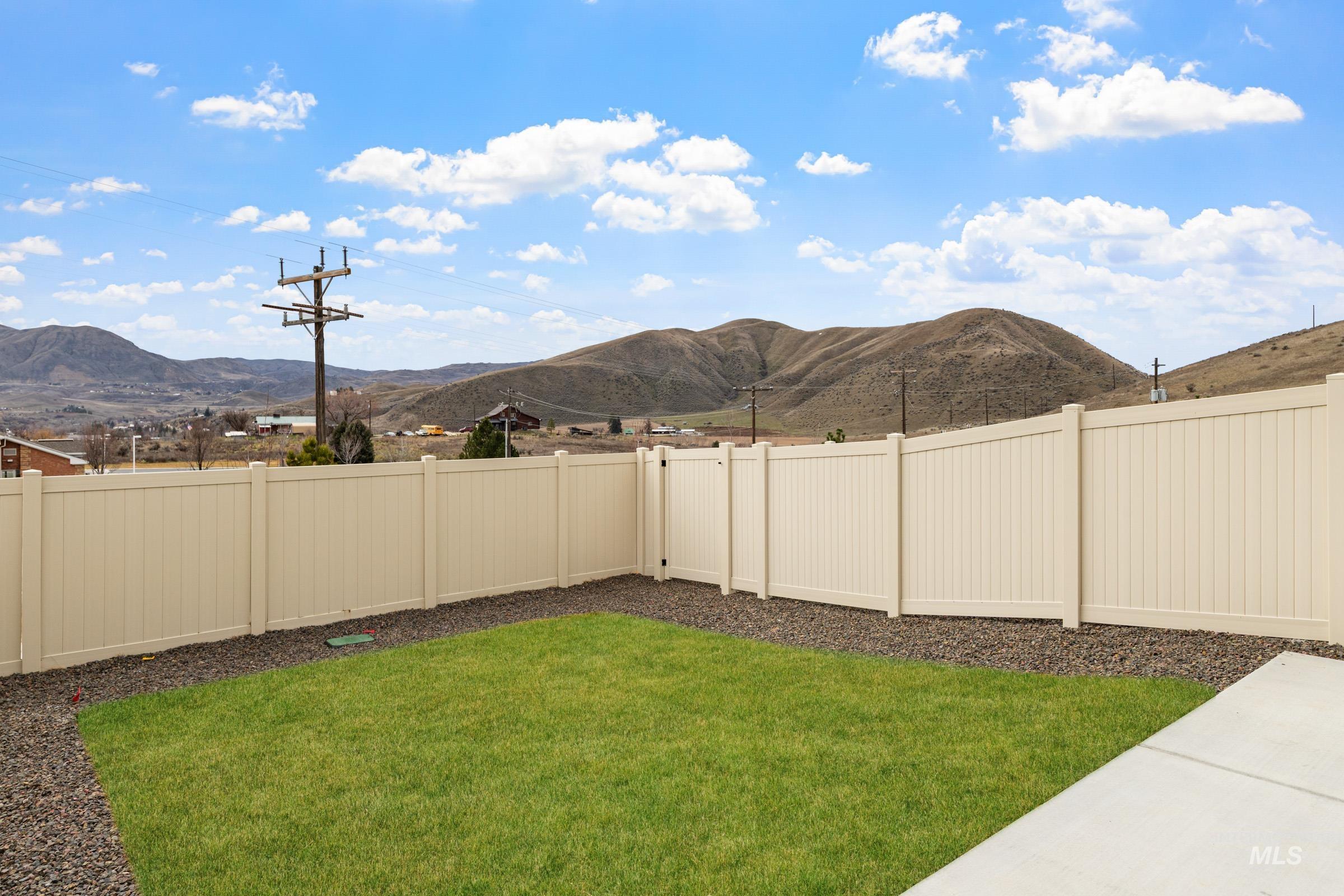 107 Bighorn St, Horseshoe Bend, Idaho 83629, 3 Bedrooms, 2.5 Bathrooms, Residential For Sale, Price $327,990, 98963157