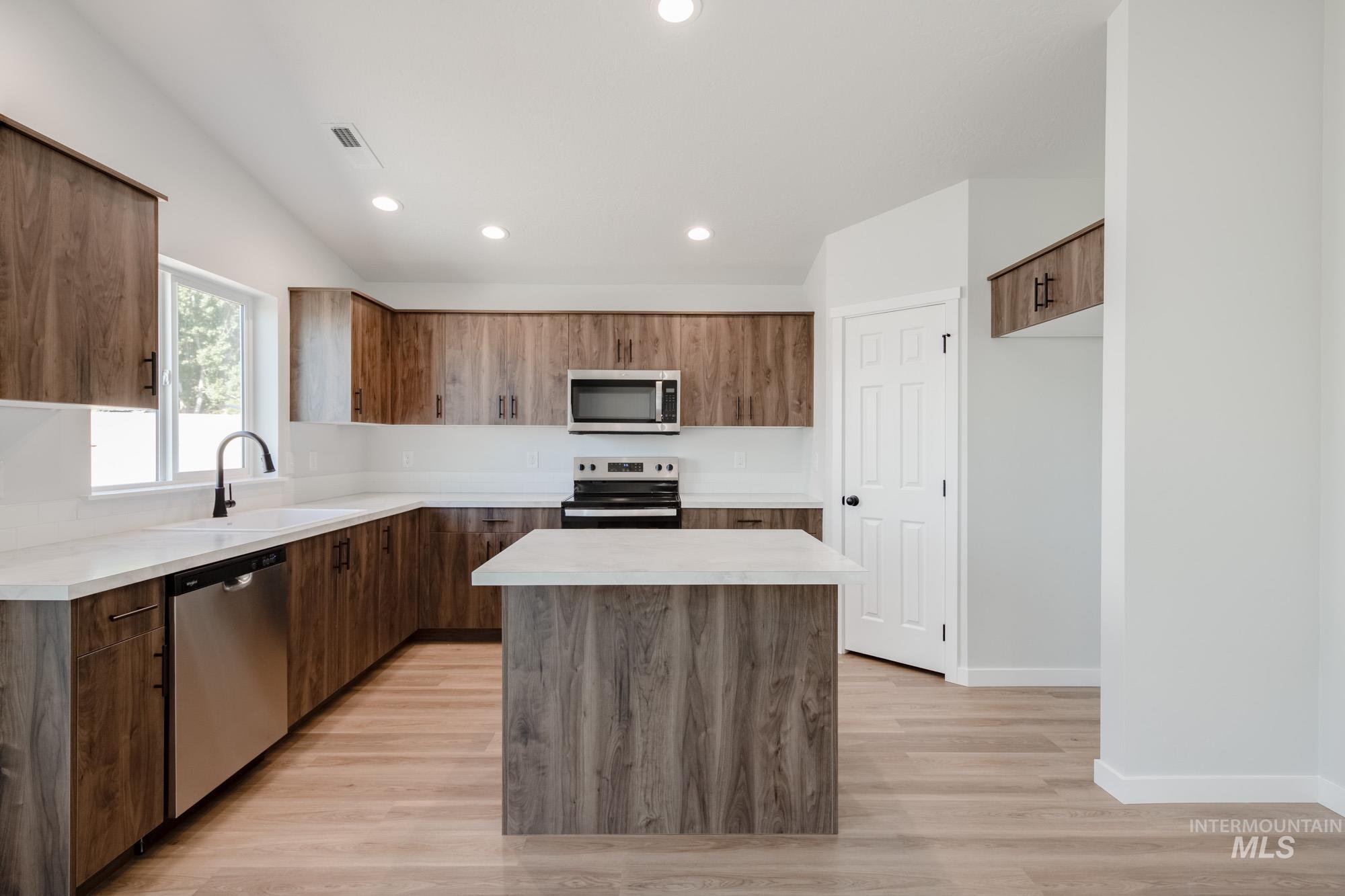 1131 Woods Bog Ct, Middleton, Idaho 83644, 4 Bedrooms, 2 Bathrooms, Residential For Sale, Price $434,990,MLS 98963169