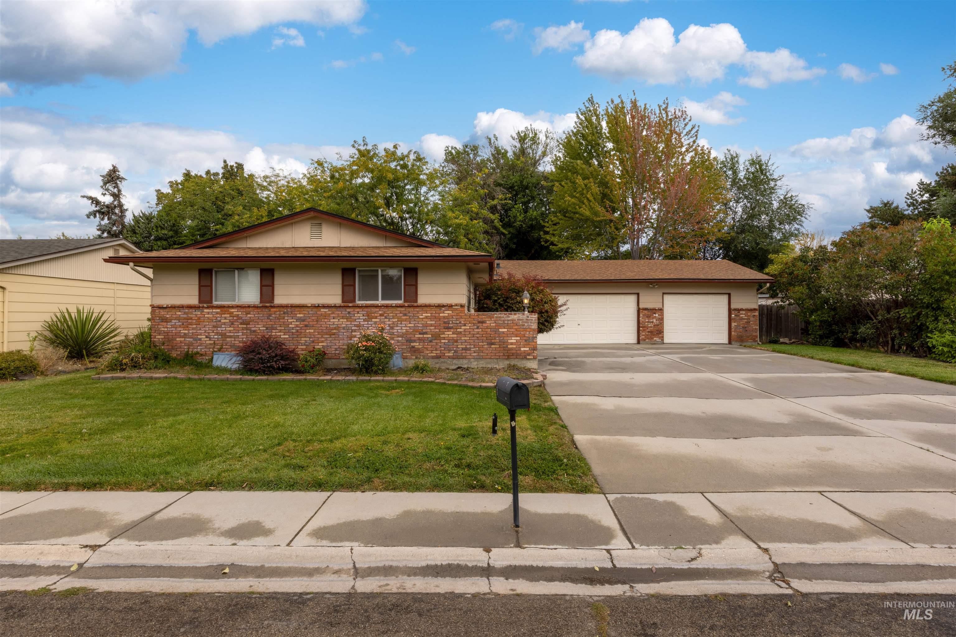 10866 W Sandhurst Dr, Boise, Idaho 83709-0263, 5 Bedrooms, 3 Bathrooms, Residential For Sale, Price $499,900,MLS 98963294