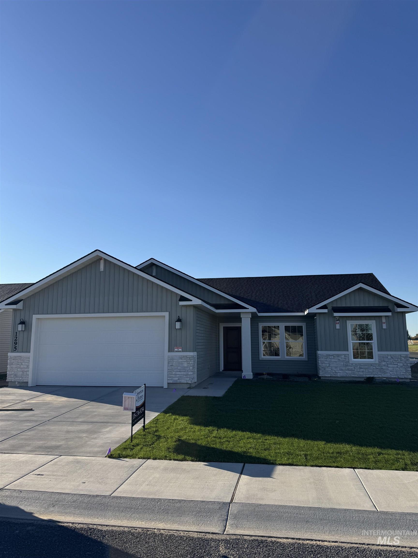 1295 Starlight Loop, Twin Falls, Idaho 83301, 3 Bedrooms, 2 Bathrooms, Residential For Sale, Price $399,900,MLS 98963351