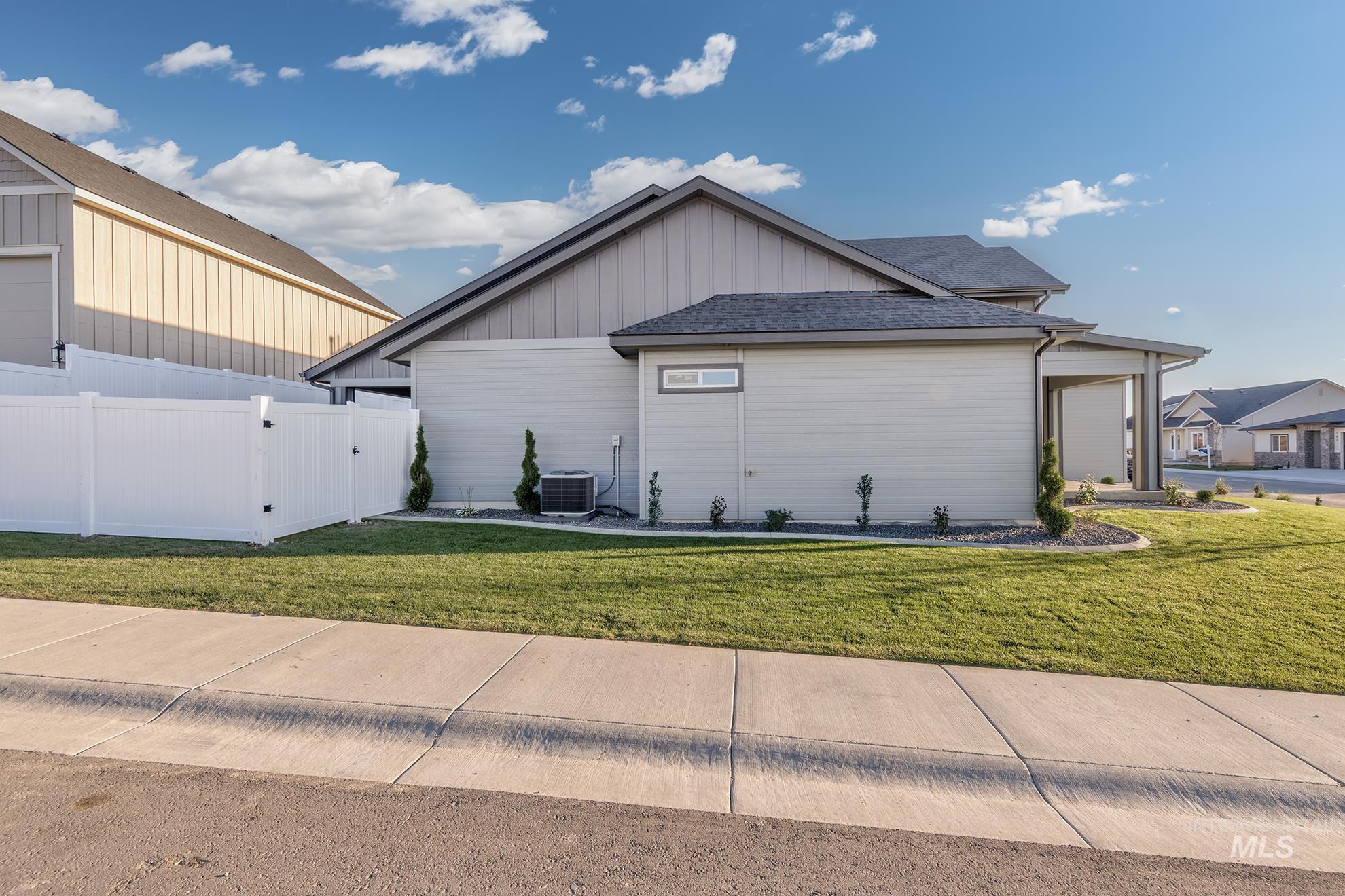 780 Oakmont, Payette, Idaho 83661, 4 Bedrooms, 2.5 Bathrooms, Residential For Sale, Price $590,000,MLS 98963364