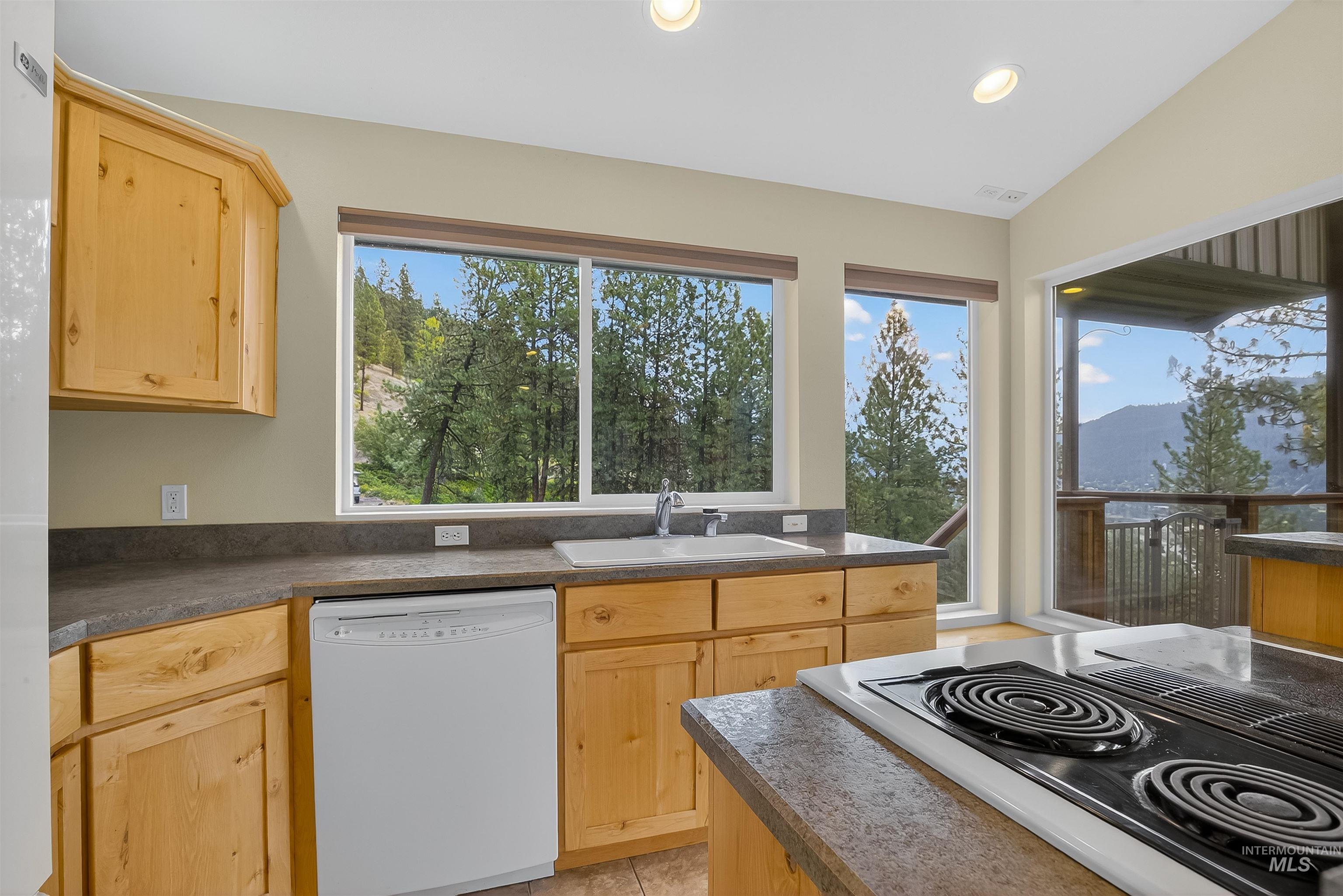 283 Quail Dr, Ahsahka, Idaho 83520, 2 Bedrooms, 2 Bathrooms, Residential For Sale, Price $599,000,MLS 98963401