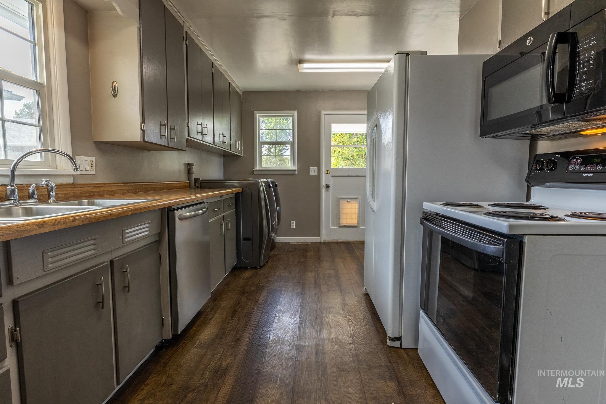 3228 5th Street, Lewiston, Idaho 83501, 3 Bedrooms, 1.5 Bathrooms, Residential For Sale, Price $330,000,MLS 98963442