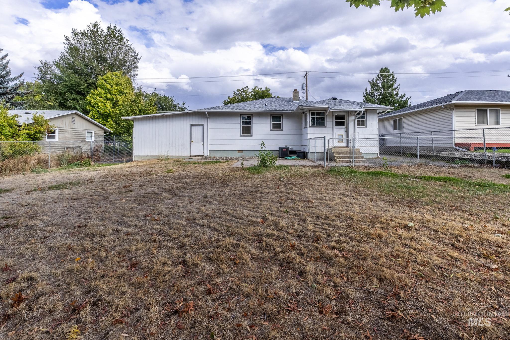 3228 5th Street, Lewiston, Idaho 83501, 3 Bedrooms, 1.5 Bathrooms, Residential For Sale, Price $330,000,MLS 98963442