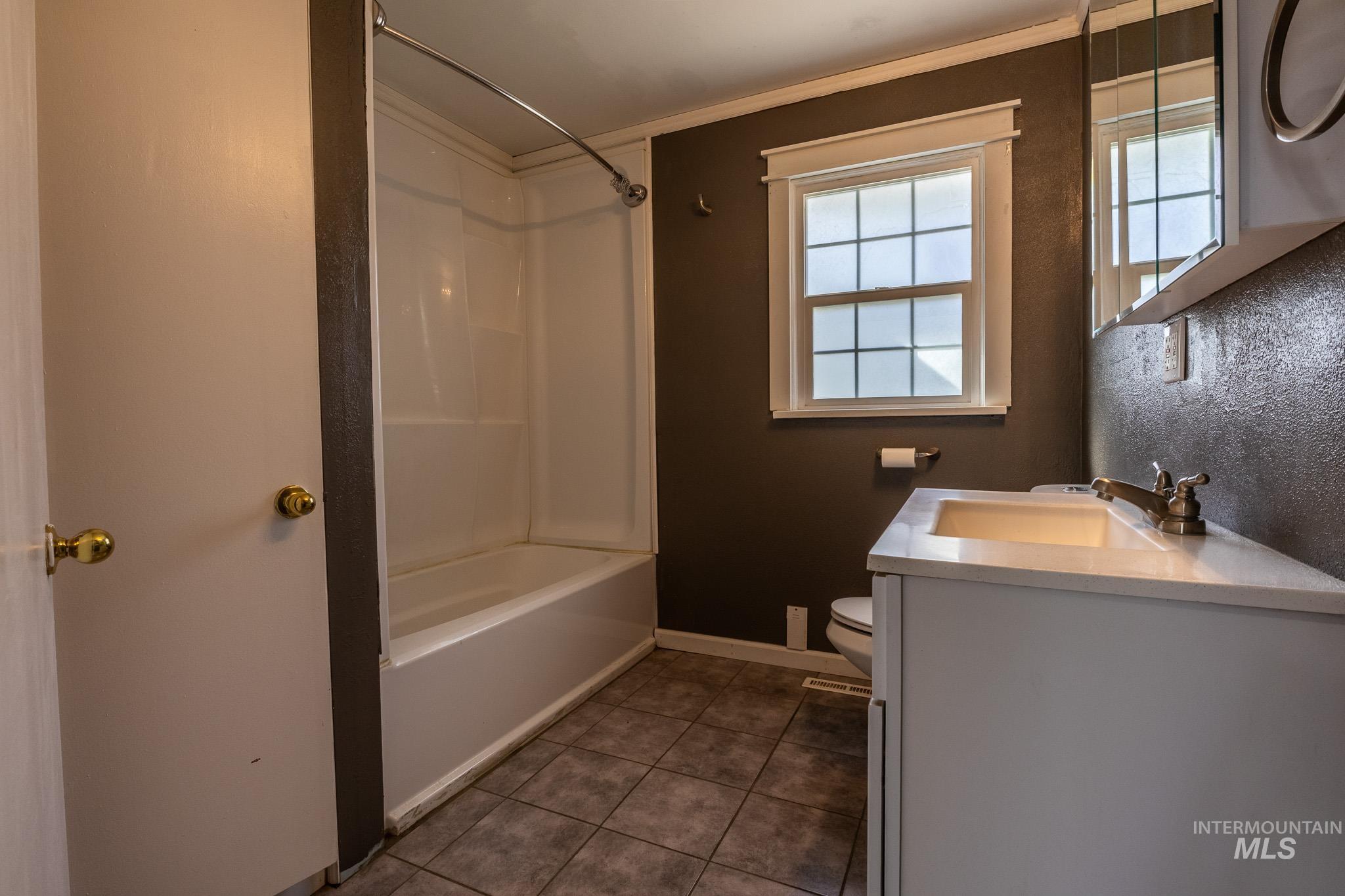 3228 5th Street, Lewiston, Idaho 83501, 3 Bedrooms, 1.5 Bathrooms, Residential For Sale, Price $330,000,MLS 98963442