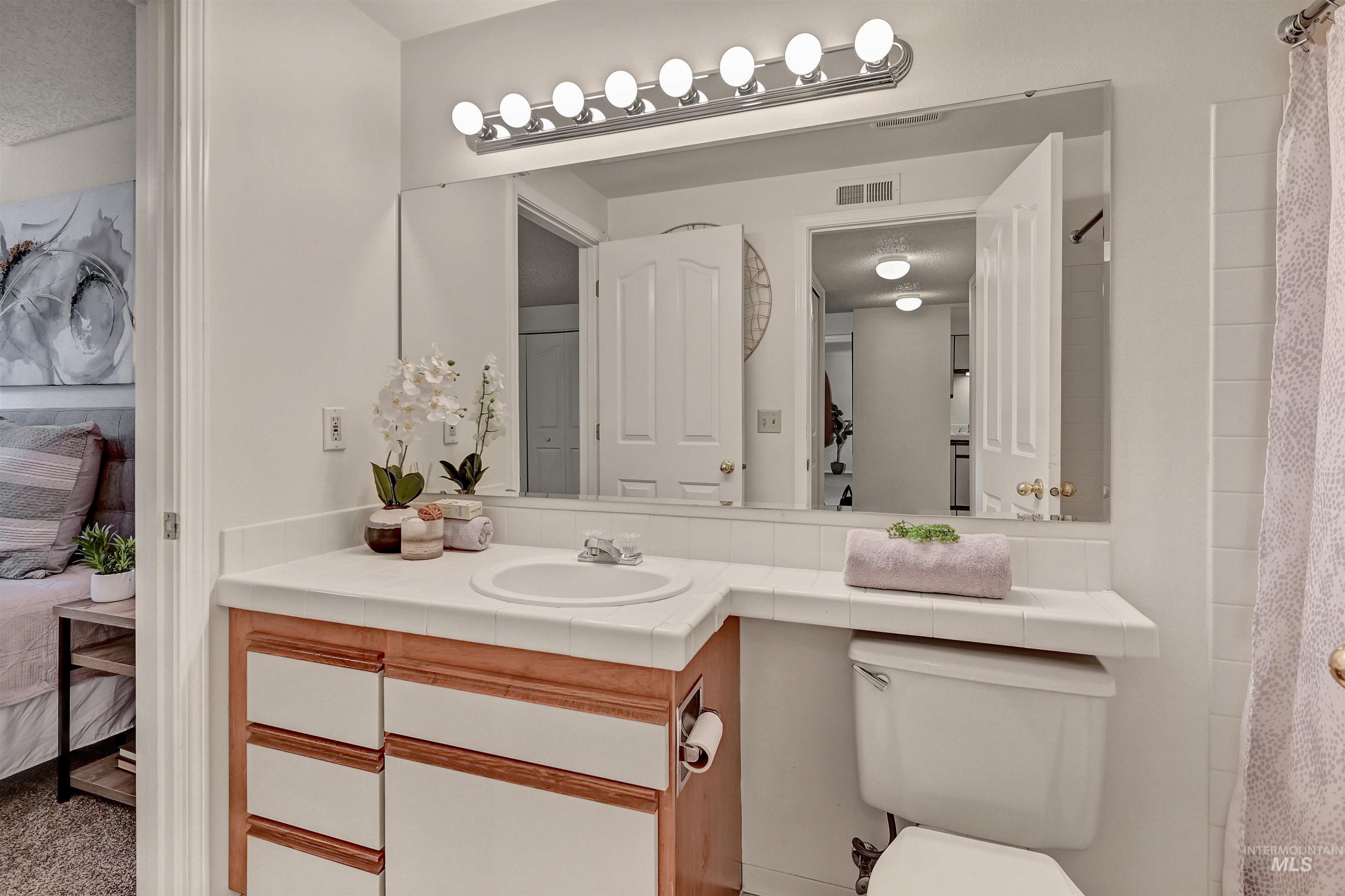 3695 S Gekeler Lane, Boise, Idaho 83706-6462, 2 Bedrooms, 2 Bathrooms, Residential For Sale, Price $315,000,MLS 98963454