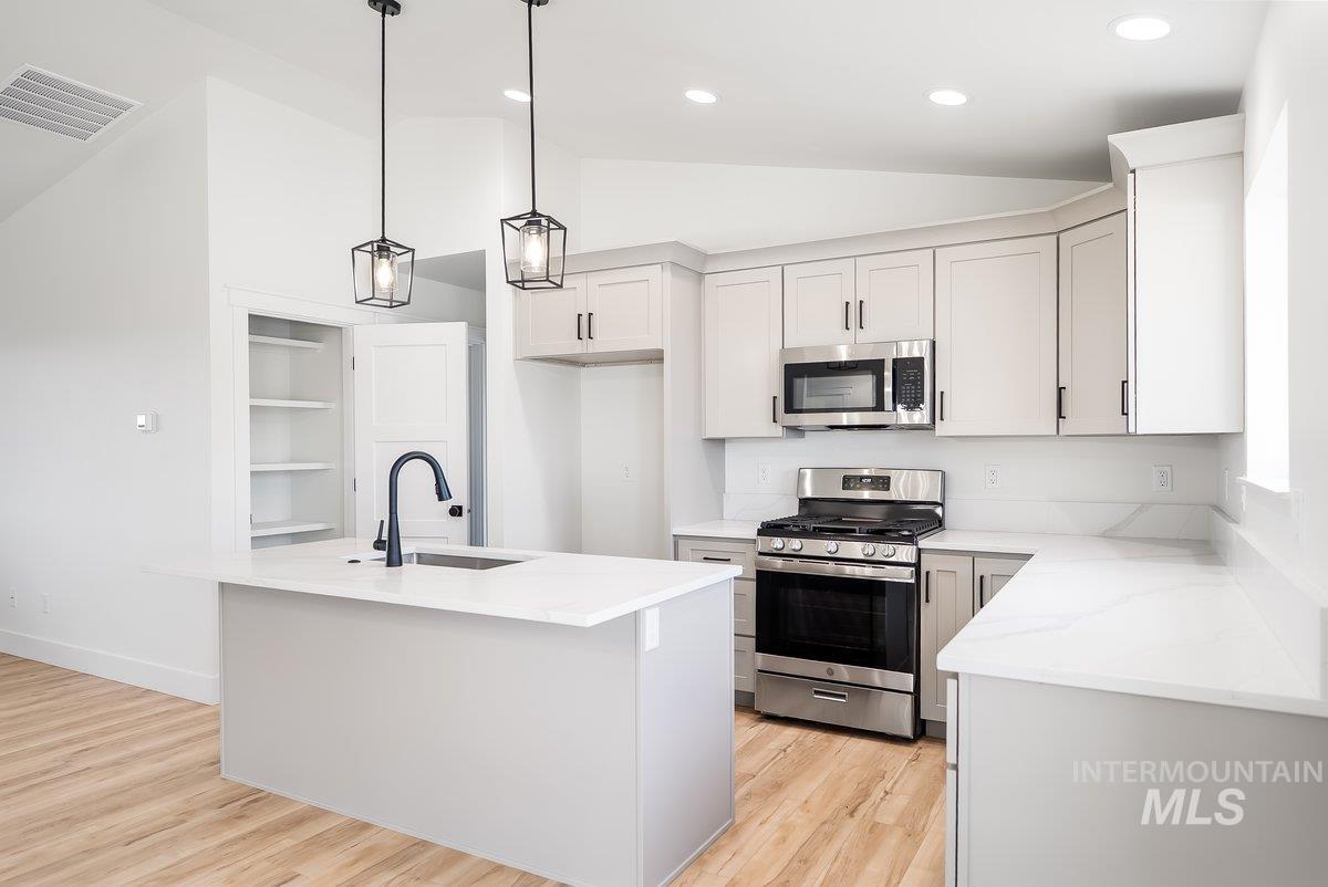 938 Gregory Way, Twin Falls, Idaho 83301, 4 Bedrooms, 2 Bathrooms, Residential For Sale, Price $389,900,MLS 98963544