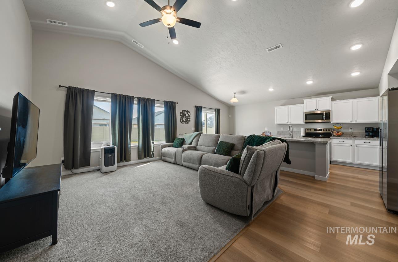 12443 Varga St., Caldwell, Idaho 83607, 3 Bedrooms, 2 Bathrooms, Residential For Sale, Price $404,000,MLS 98963663