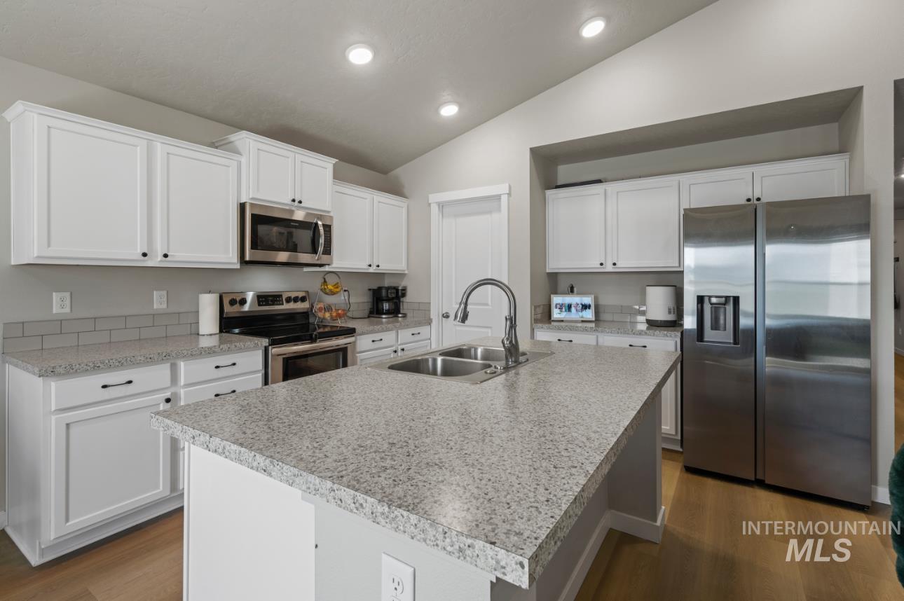 12443 Varga St., Caldwell, Idaho 83607, 3 Bedrooms, 2 Bathrooms, Residential For Sale, Price $404,000,MLS 98963663