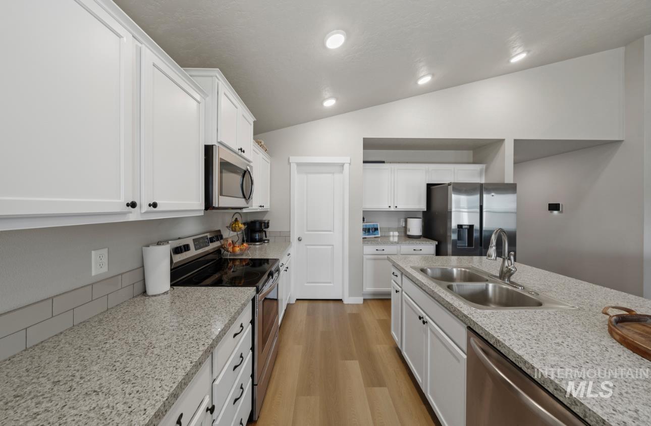 12443 Varga St., Caldwell, Idaho 83607, 3 Bedrooms, 2 Bathrooms, Residential For Sale, Price $404,000,MLS 98963663