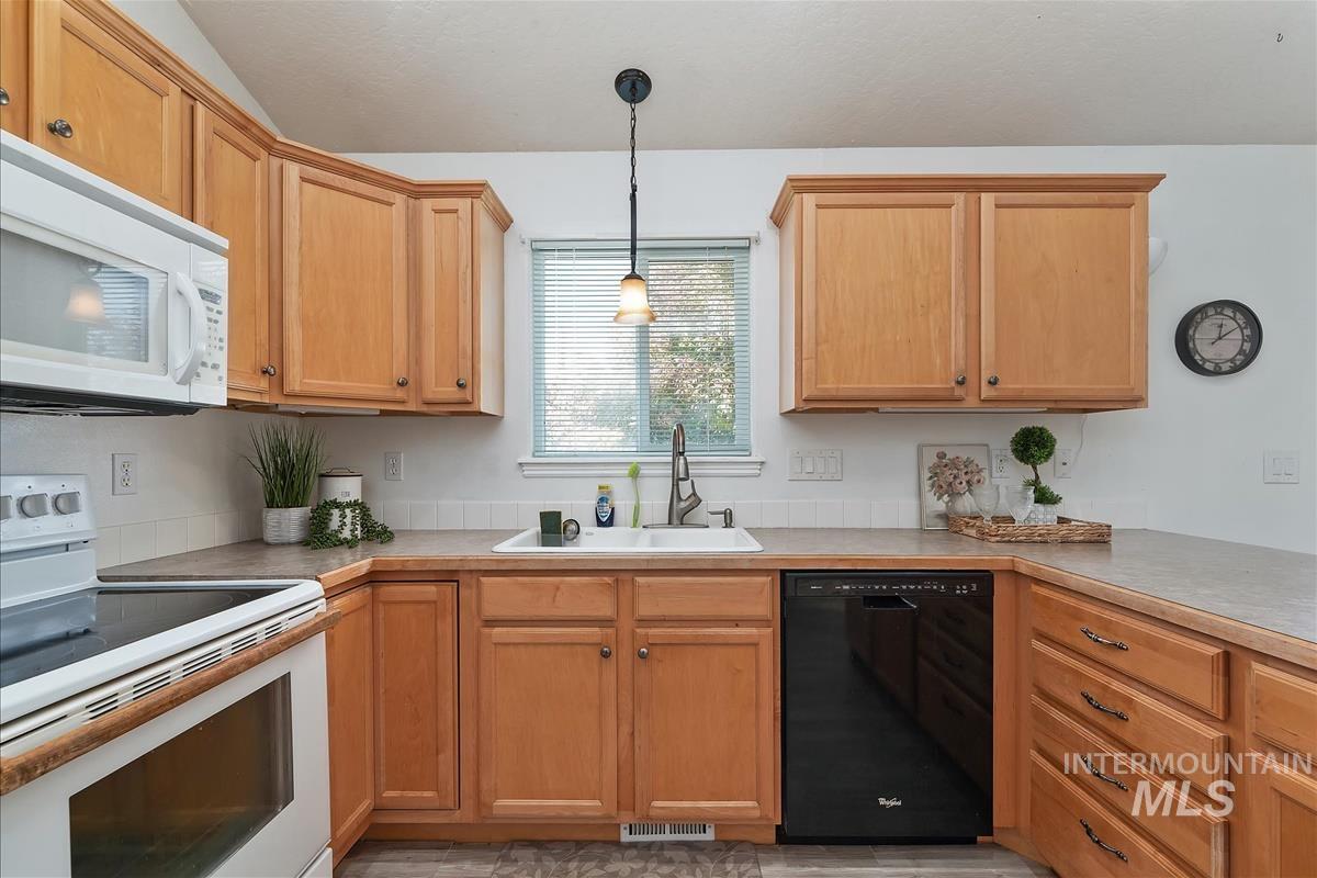 710 W Wildrye Ct, Nampa, Idaho 83686, 3 Bedrooms, 2 Bathrooms, Residential For Sale, Price $438,000,MLS 98963764