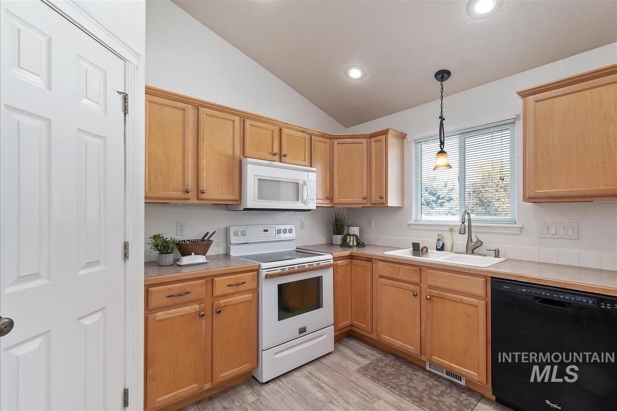 710 W Wildrye Ct, Nampa, Idaho 83686, 3 Bedrooms, 2 Bathrooms, Residential For Sale, Price $438,000,MLS 98963764