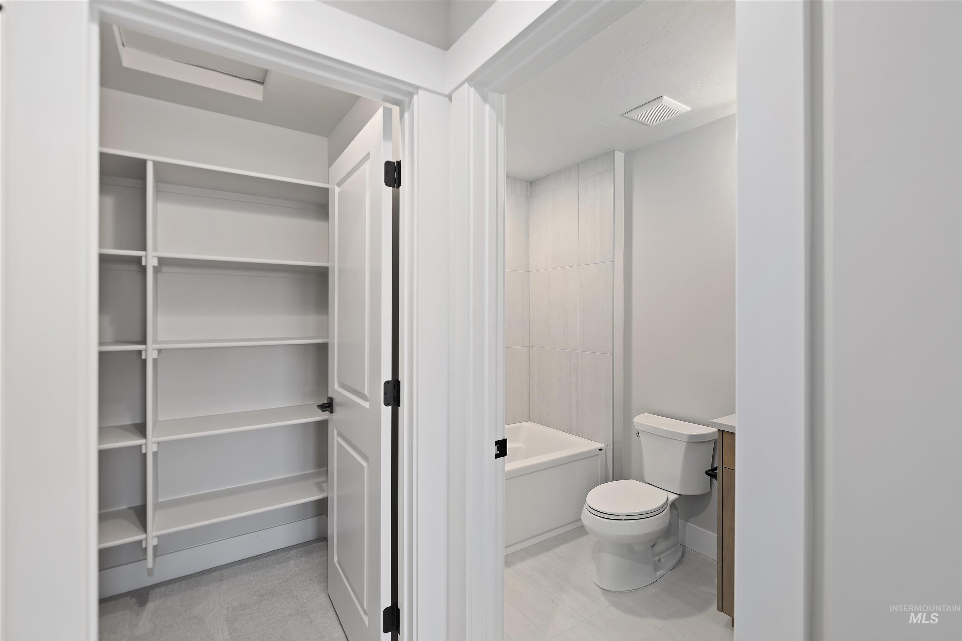 2247 E Blakehurst St, Kuna, Idaho 83634, 3 Bedrooms, 3 Bathrooms, Residential For Sale, Price $806,880,MLS 98963772