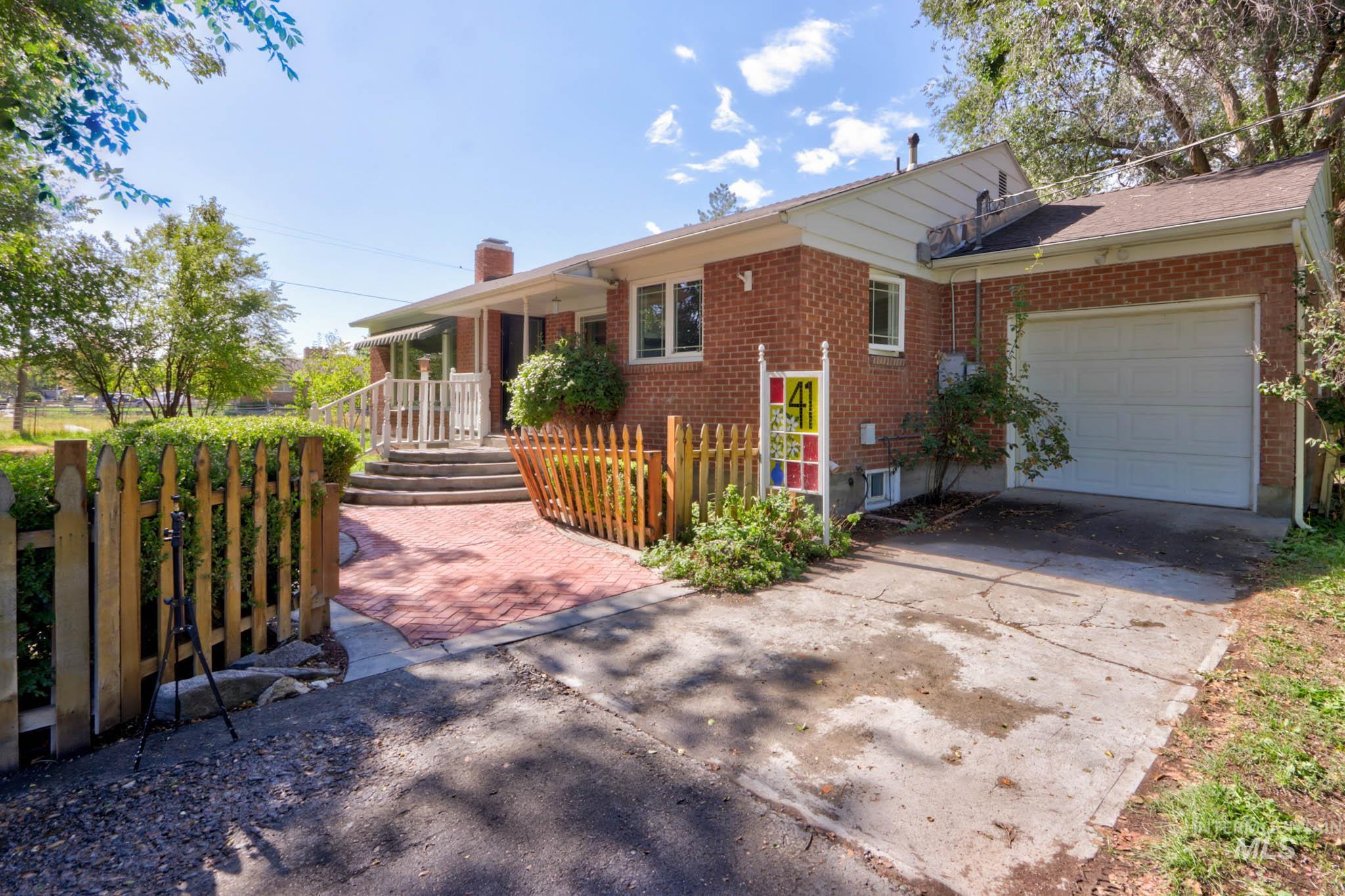 41 N Dorian Dr, Ontario, Oregon 97914, 3 Bedrooms, 2 Bathrooms, Residential For Sale, Price $325,000,MLS 98963812