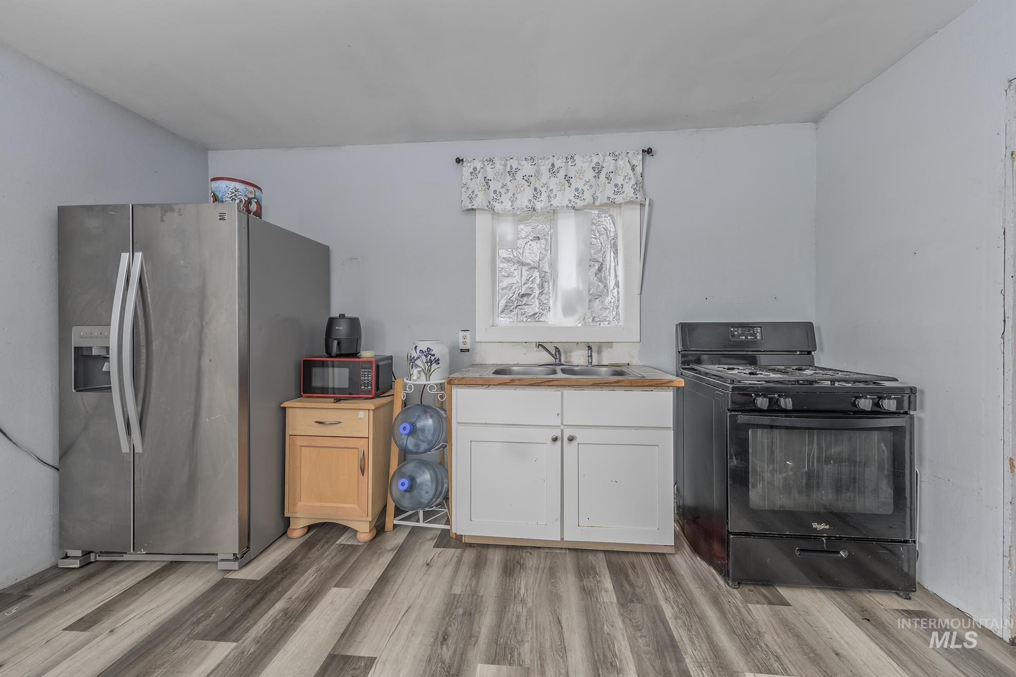 107 SE 5th Ave, Ontario, Oregon 97914, 3 Bedrooms, 1 Bathroom, Residential For Sale, Price $218,000,MLS 98963824