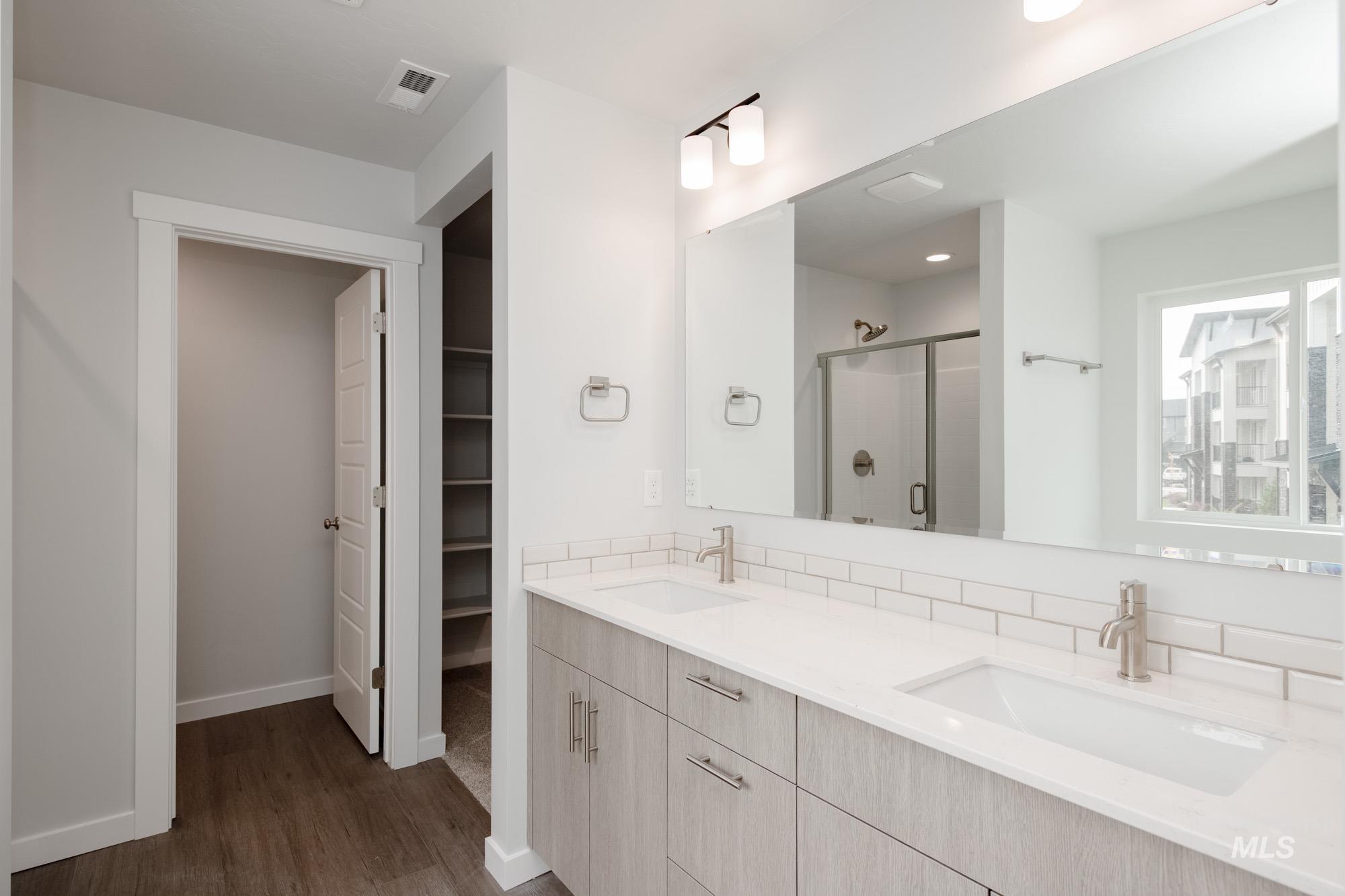 910 N Mirror Creek Way, Meridian, Idaho 83642, 4 Bedrooms, 2.5 Bathrooms, Residential For Sale, Price $489,990,MLS 98963993