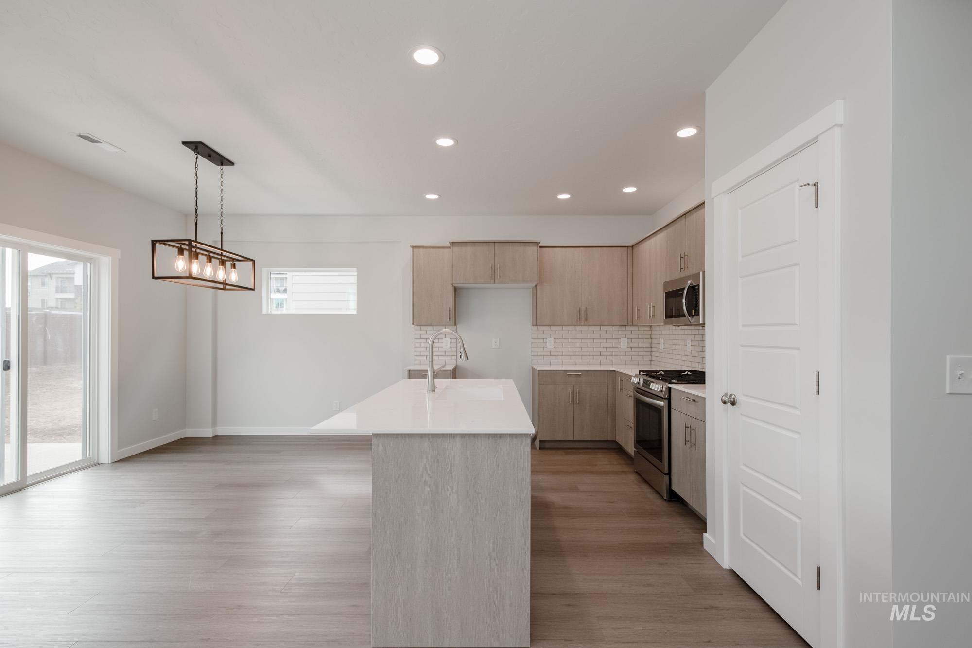 910 N Mirror Creek Way, Meridian, Idaho 83642, 4 Bedrooms, 2.5 Bathrooms, Residential For Sale, Price $489,990,MLS 98963993