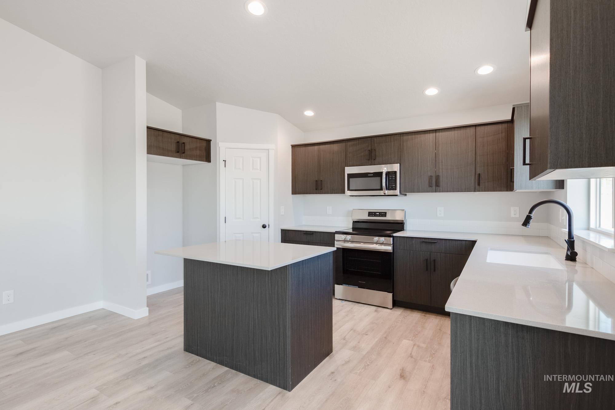 1084 Woods Bog Ct, Middleton, Idaho 83644, 4 Bedrooms, 2 Bathrooms, Residential For Sale, Price $444,990,MLS 98963999