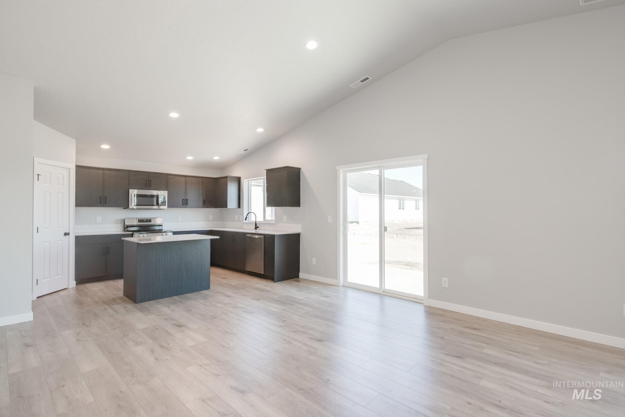 1084 Woods Bog Ct, Middleton, Idaho 83644, 4 Bedrooms, 2 Bathrooms, Residential For Sale, Price $444,990,MLS 98963999