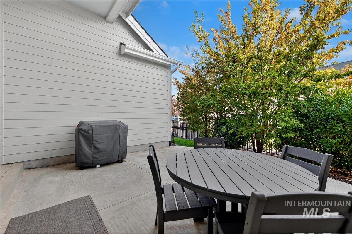 3949 W Hidden Springs, Boise, Idaho 83714, 3 Bedrooms, 2 Bathrooms, Residential For Sale, Price $675,000,MLS 98964148