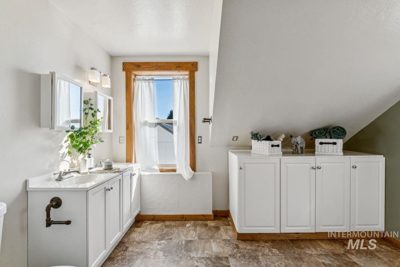 3850 N Plaza Road, Emmett, Idaho 83617, 3 Bedrooms, 2.5 Bathrooms, Residential For Sale, Price $750,000,MLS 98964221