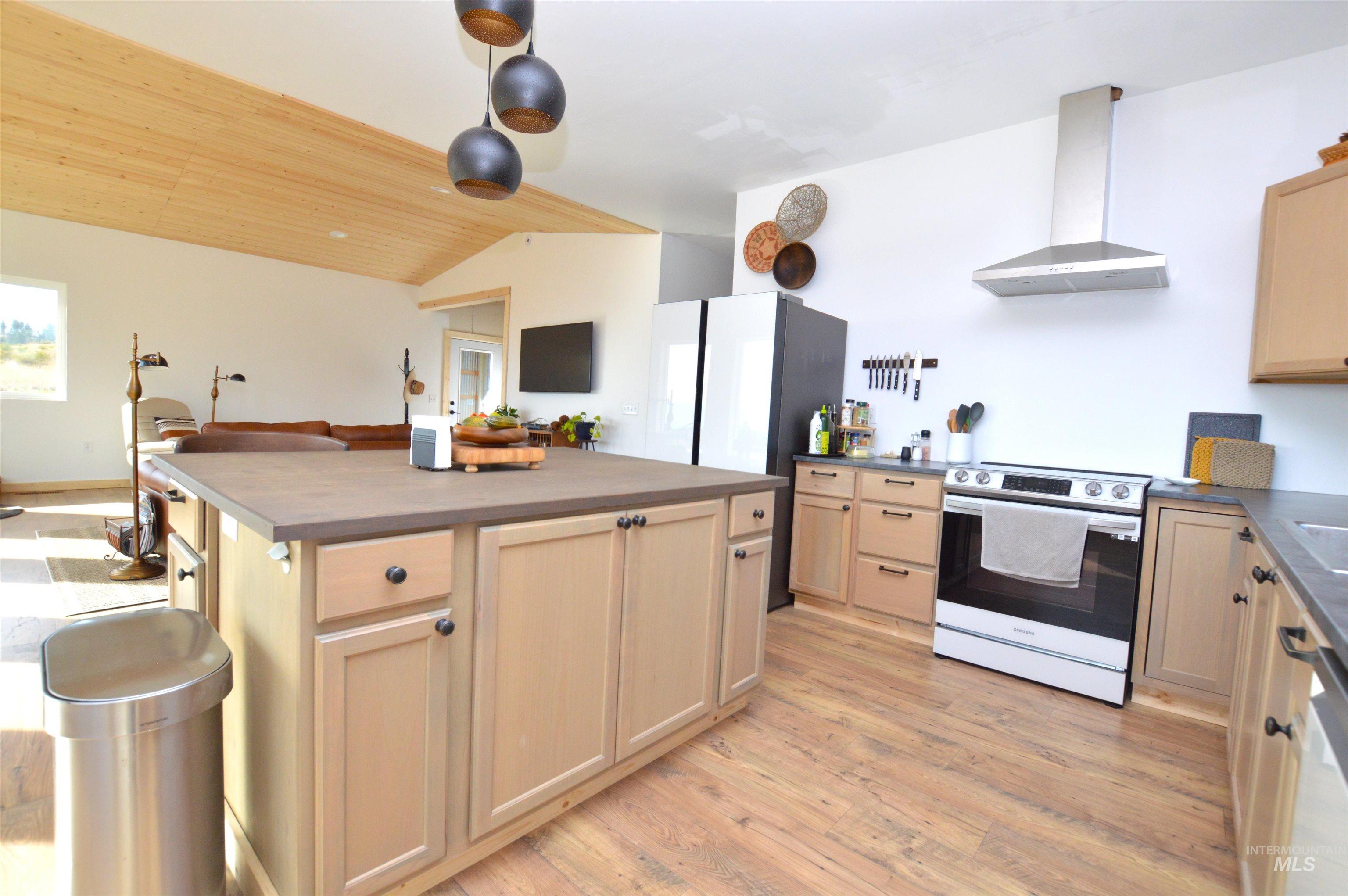 271 Mule Deer, Kamiah, Idaho 83536, 2 Bedrooms, 1 Bathroom, Residential For Sale, Price $579,000,MLS 98964229