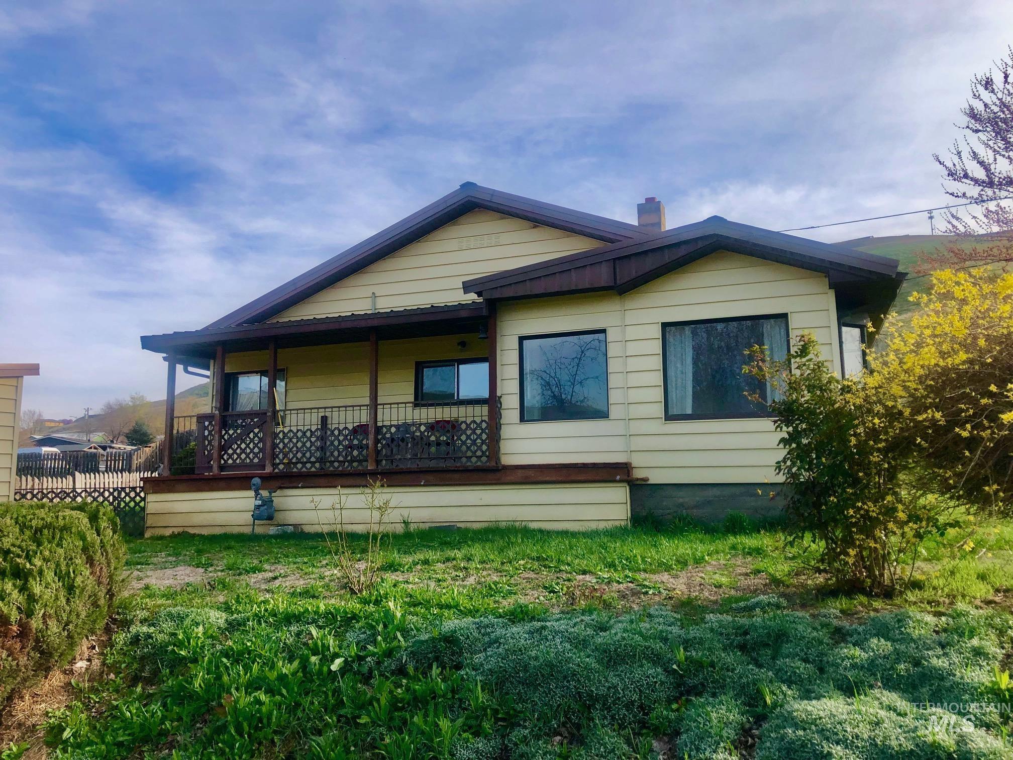 323 Hays, Asotin, Washington 99402, 3 Bedrooms, 2 Bathrooms, Residential For Sale, Price $299,000, 98964313