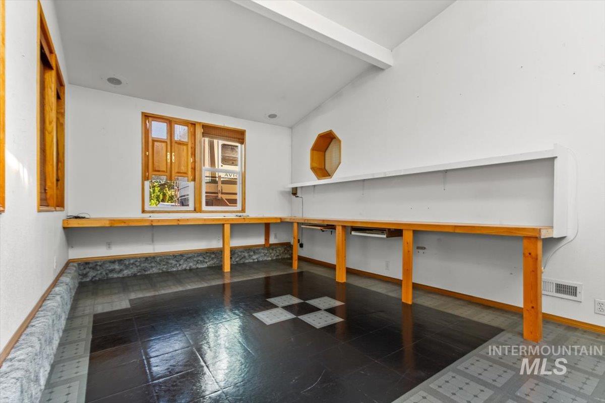 10070 W Mesquite, Boise, Idaho 83704, 3 Bedrooms, 2 Bathrooms, Residential For Sale, Price $325,000, 98964344