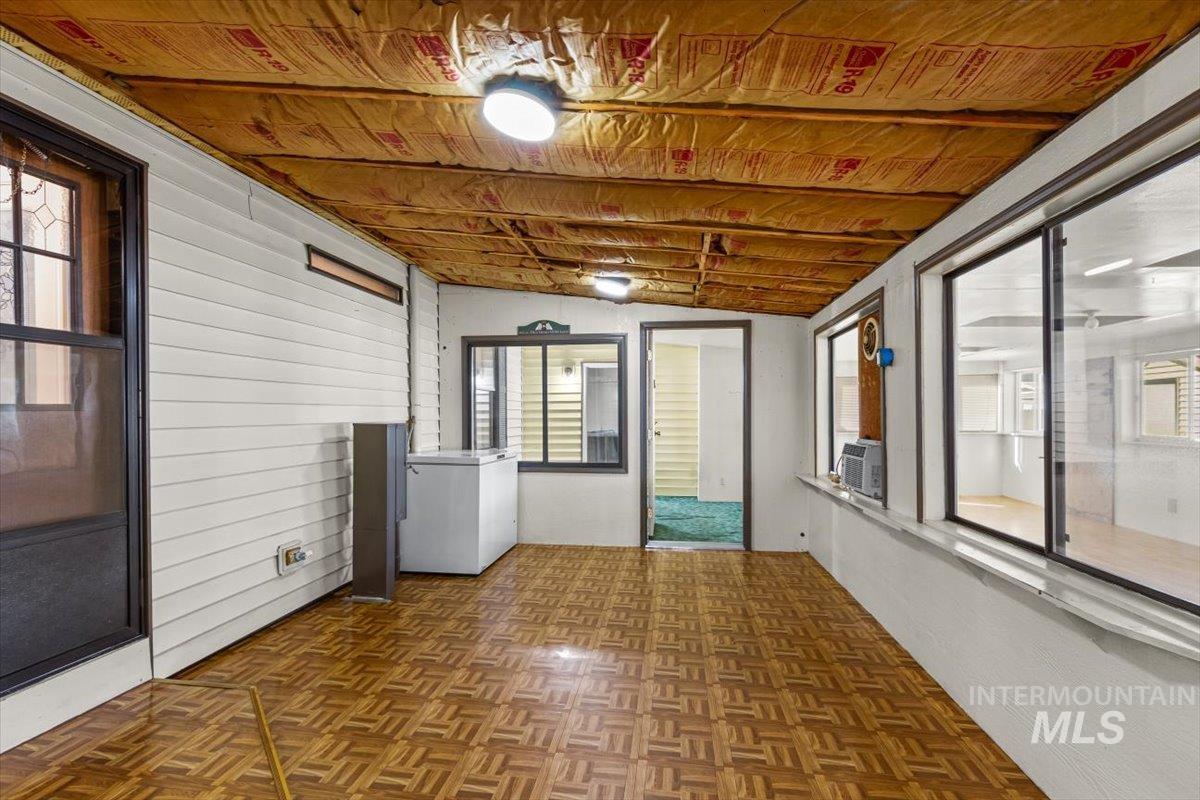 10070 W Mesquite, Boise, Idaho 83704, 3 Bedrooms, 2 Bathrooms, Residential For Sale, Price $325,000, 98964344