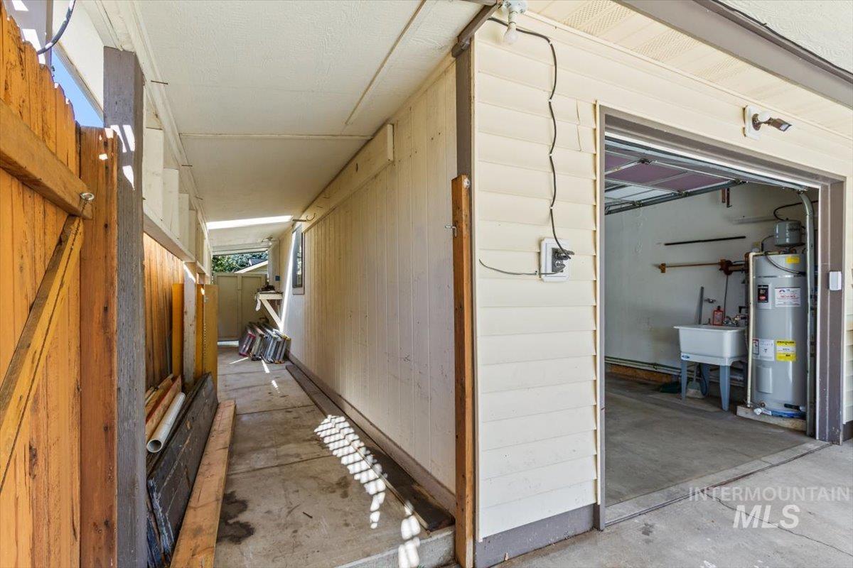 10070 W Mesquite, Boise, Idaho 83704, 3 Bedrooms, 2 Bathrooms, Residential For Sale, Price $325,000, 98964344