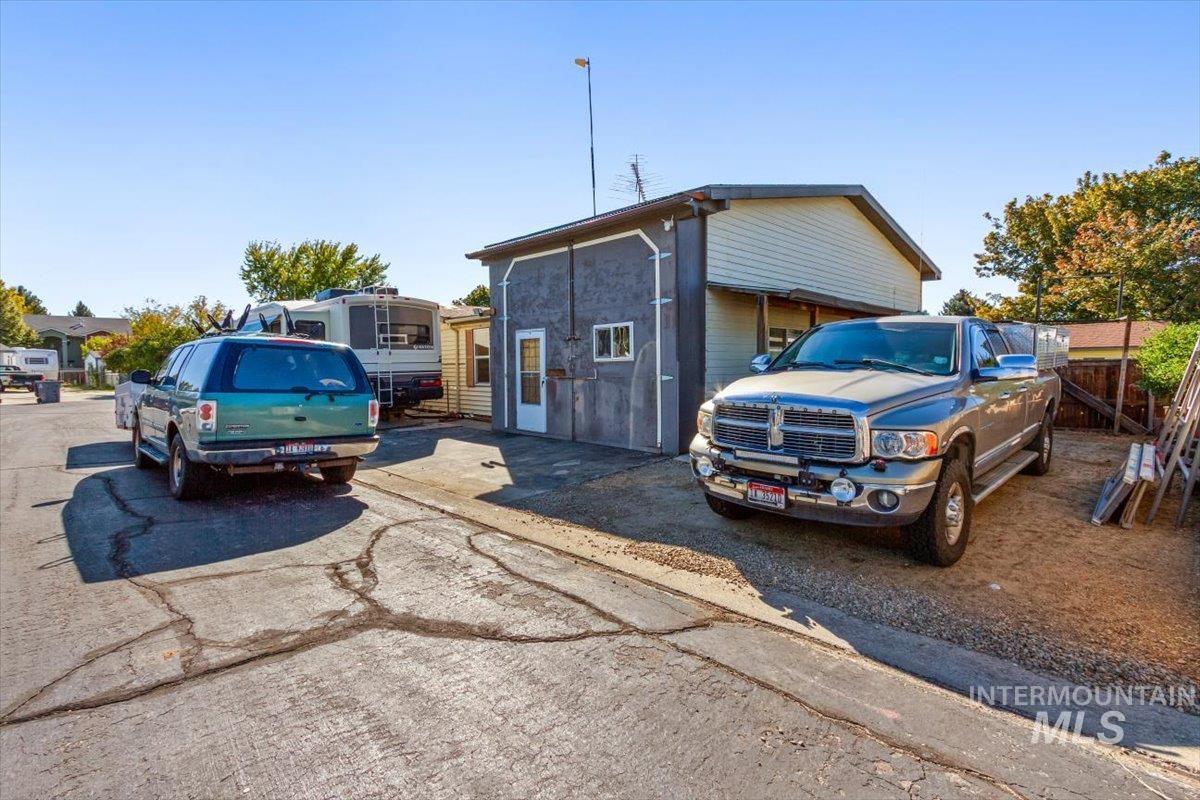 10070 W Mesquite, Boise, Idaho 83704, 3 Bedrooms, 2 Bathrooms, Residential For Sale, Price $325,000, 98964344