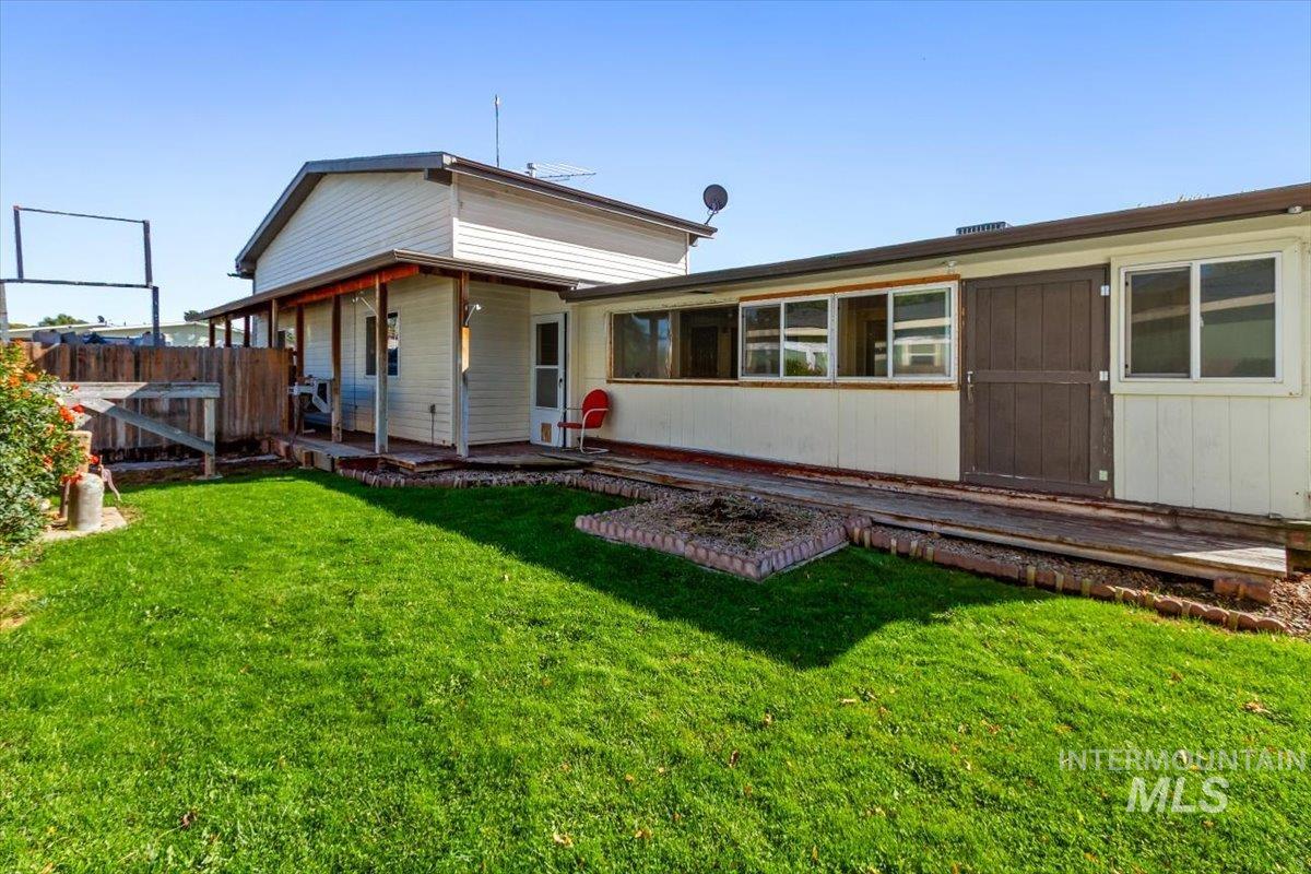 10070 W Mesquite, Boise, Idaho 83704, 3 Bedrooms, 2 Bathrooms, Residential For Sale, Price $325,000, 98964344