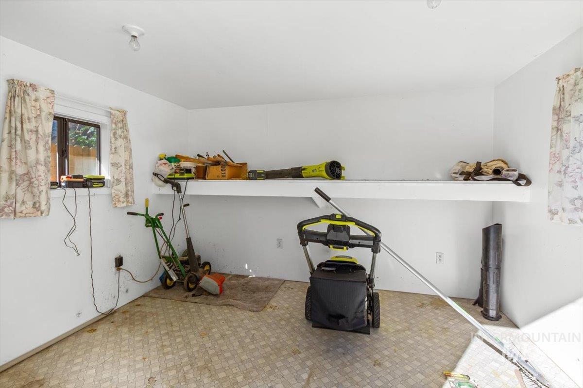 10070 W Mesquite, Boise, Idaho 83704, 3 Bedrooms, 2 Bathrooms, Residential For Sale, Price $325,000, 98964344