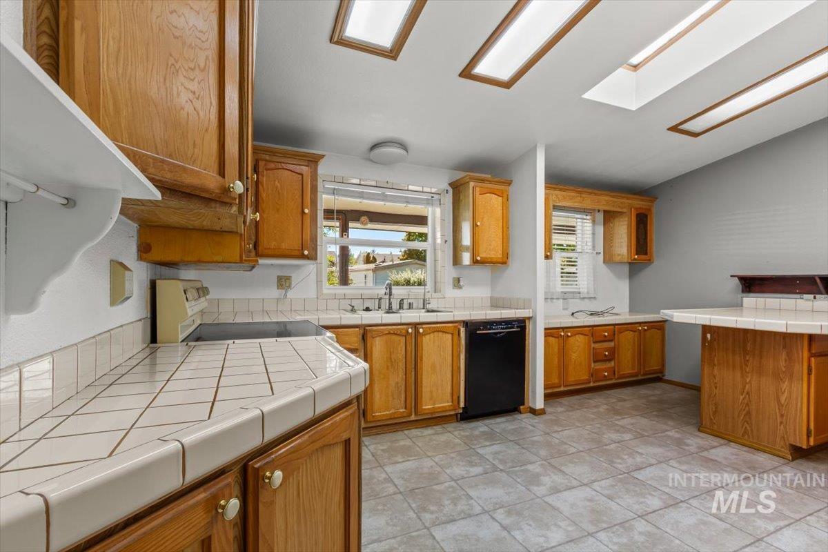 10070 W Mesquite, Boise, Idaho 83704, 3 Bedrooms, 2 Bathrooms, Residential For Sale, Price $325,000, 98964344