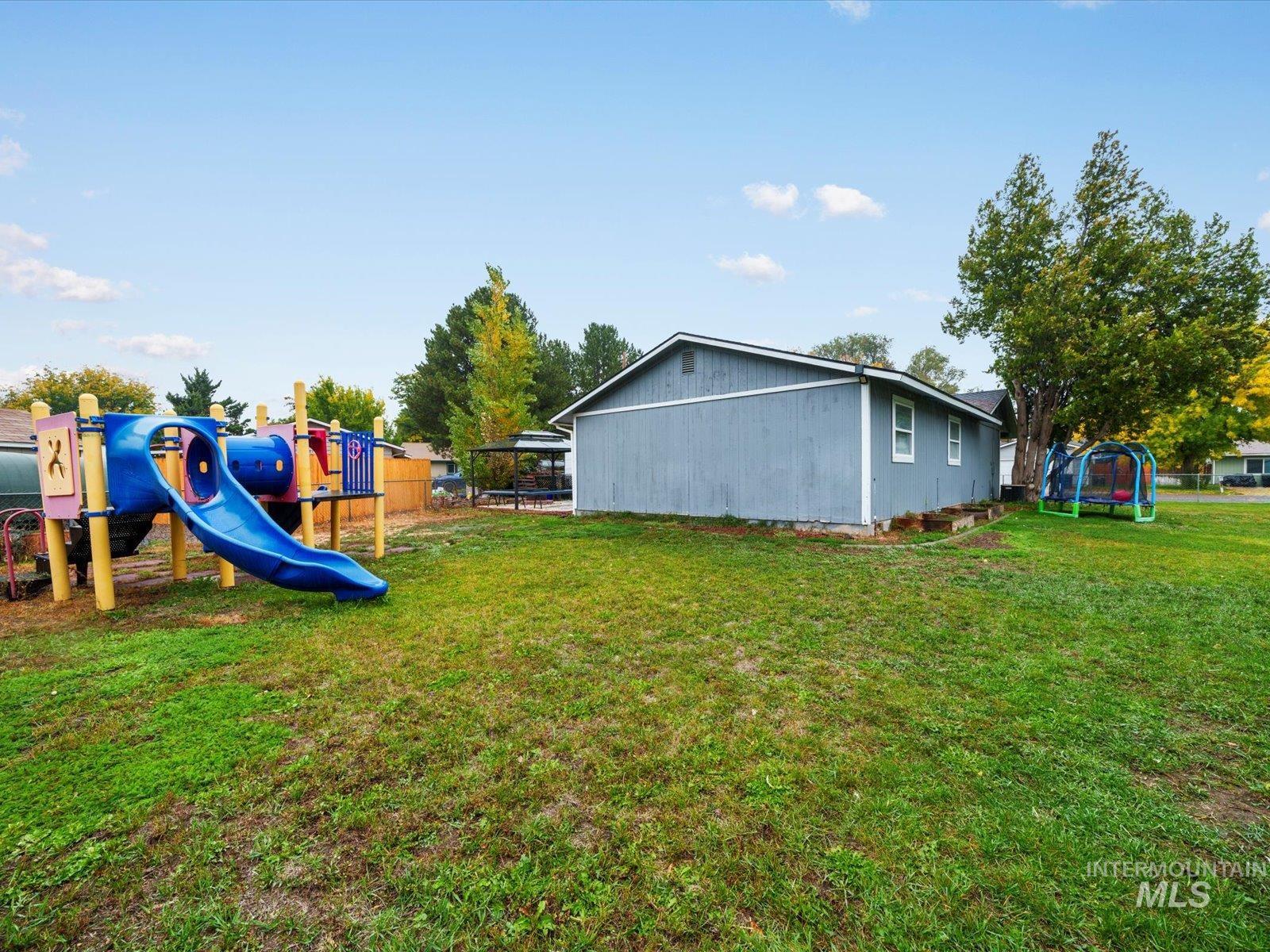 420 Oak Court, Mountain Home, Idaho 83647, 3 Bedrooms, 2 Bathrooms, Residential For Sale, Price $299,990,MLS 98964365