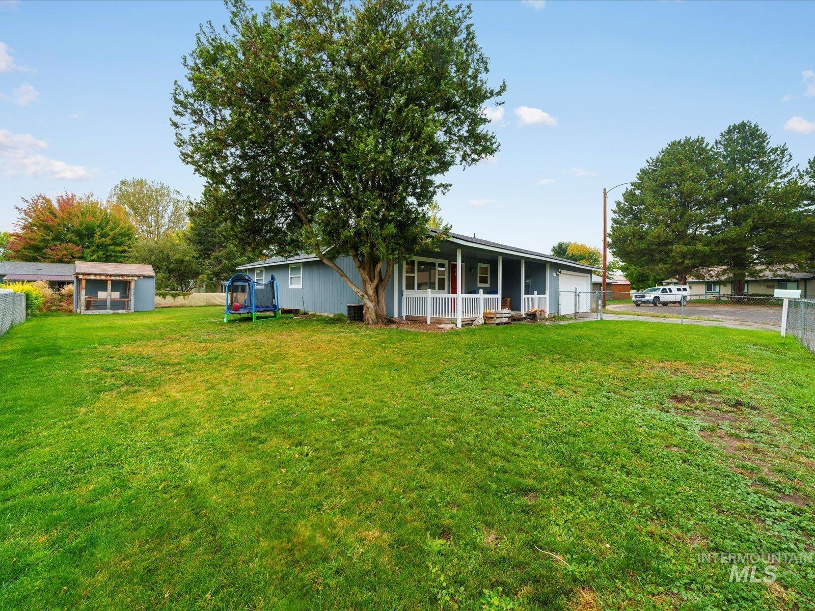 420 Oak Court, Mountain Home, Idaho 83647, 3 Bedrooms, 2 Bathrooms, Residential For Sale, Price $299,990,MLS 98964365