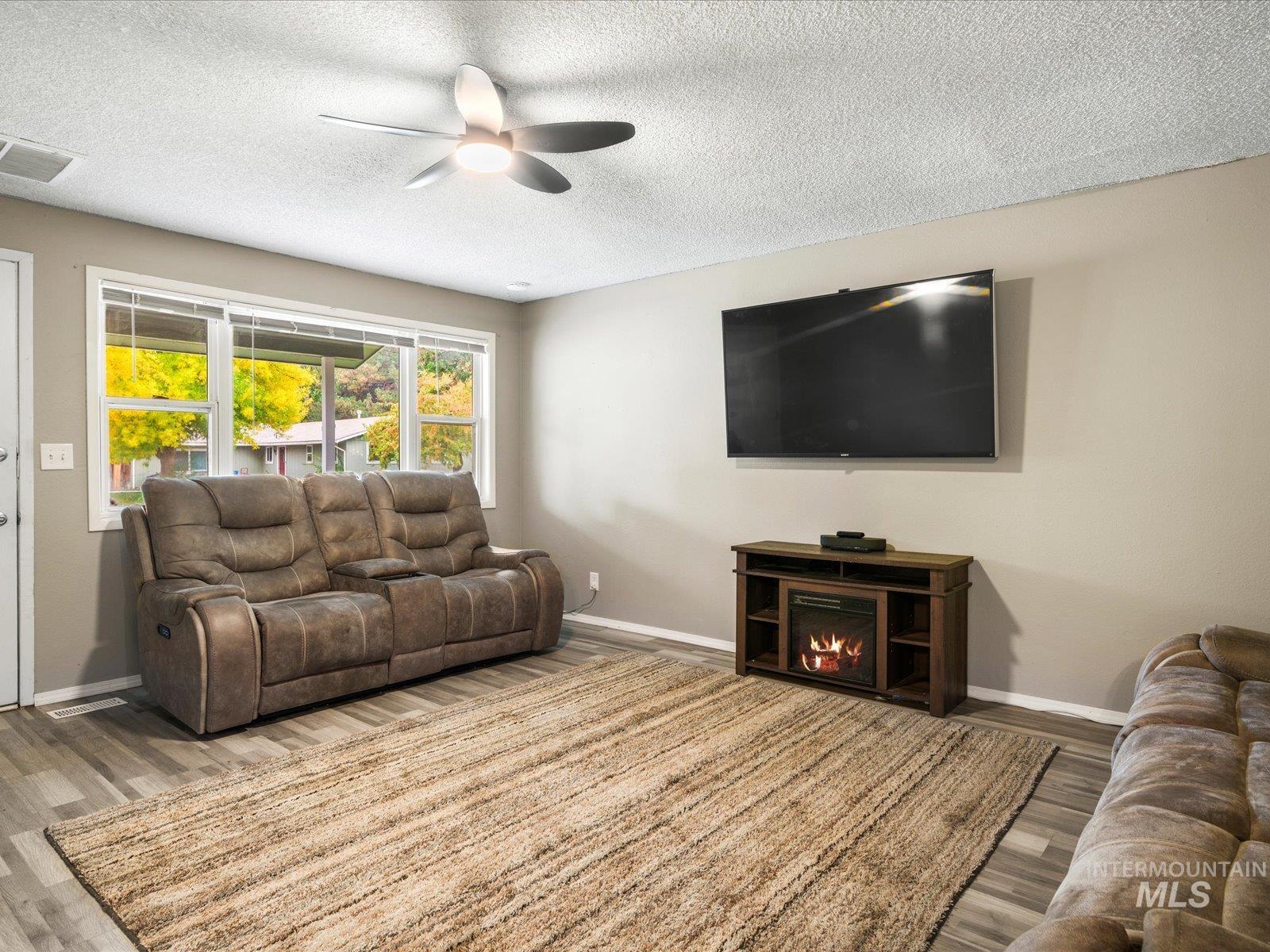 420 Oak Court, Mountain Home, Idaho 83647, 3 Bedrooms, 2 Bathrooms, Residential For Sale, Price $299,990,MLS 98964365