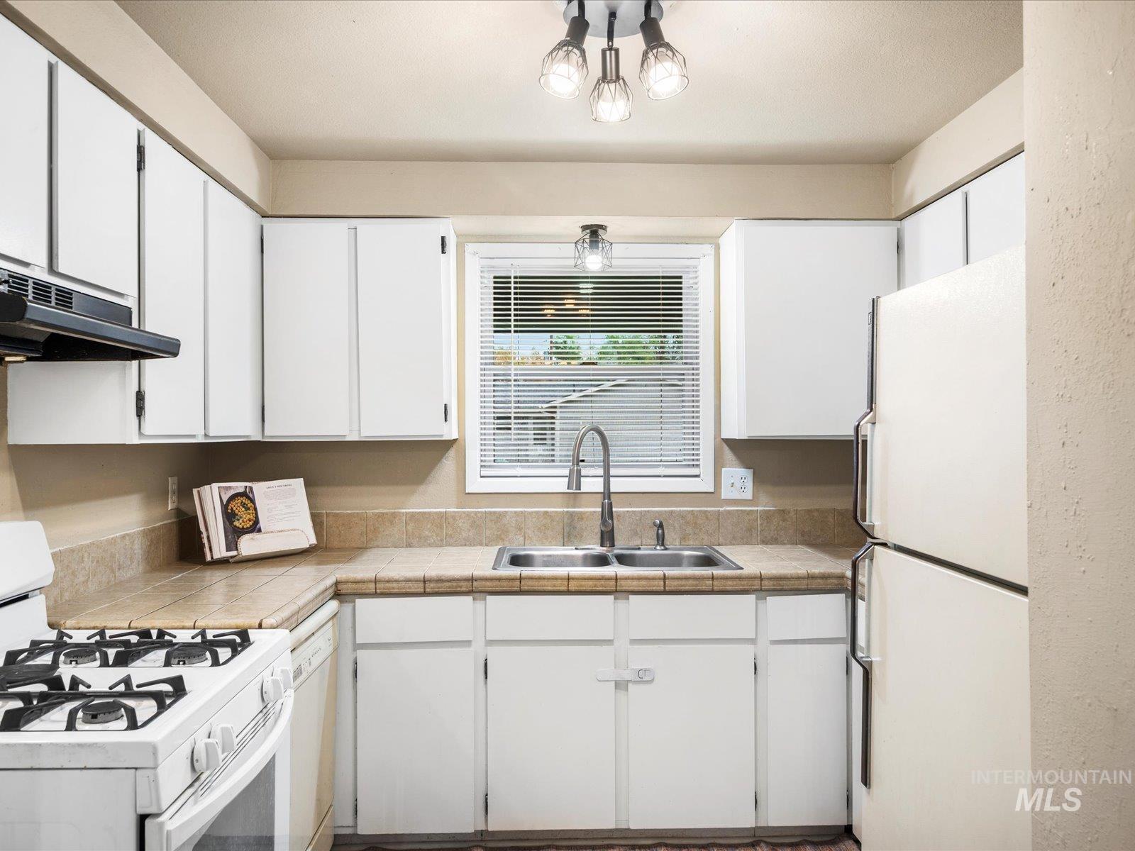 420 Oak Court, Mountain Home, Idaho 83647, 3 Bedrooms, 2 Bathrooms, Residential For Sale, Price $299,990,MLS 98964365