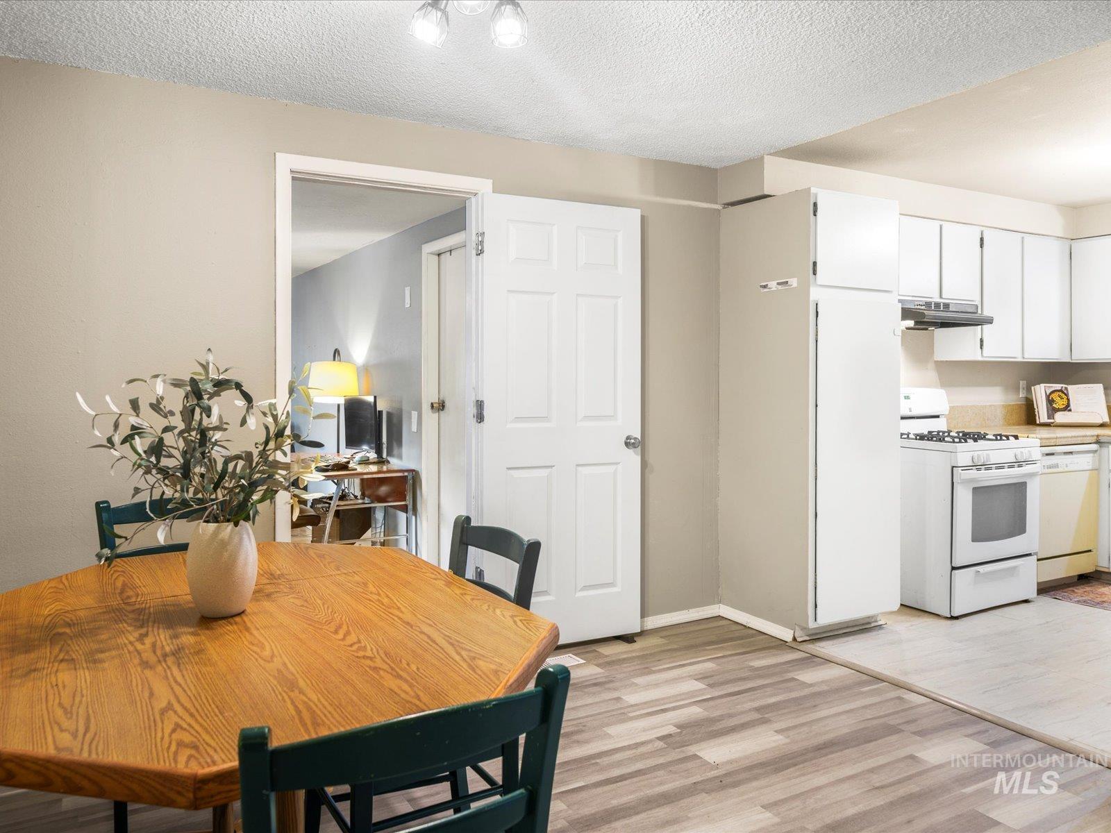 420 Oak Court, Mountain Home, Idaho 83647, 3 Bedrooms, 2 Bathrooms, Residential For Sale, Price $299,990,MLS 98964365