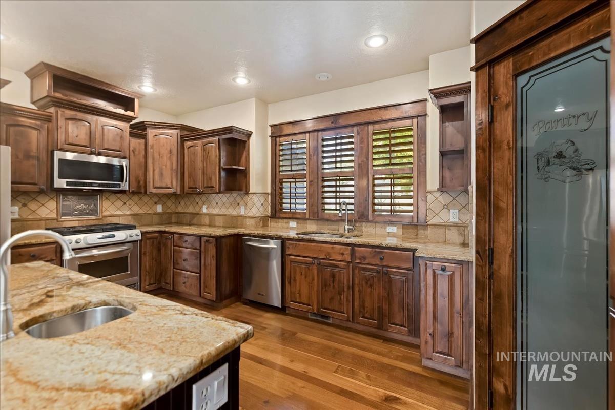 2543 W Divide Creek, Meridian, Idaho 83646, 5 Bedrooms, 3.5 Bathrooms, Residential For Sale, Price $739,900,MLS 98964419
