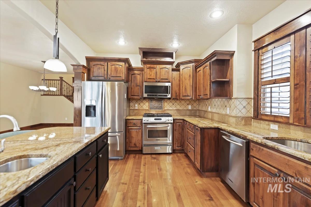 2543 W Divide Creek, Meridian, Idaho 83646, 5 Bedrooms, 3.5 Bathrooms, Residential For Sale, Price $774,000,MLS 98964419