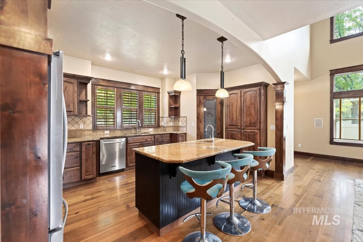 2543 W Divide Creek, Meridian, Idaho 83646, 5 Bedrooms, 3.5 Bathrooms, Residential For Sale, Price $739,900,MLS 98964419